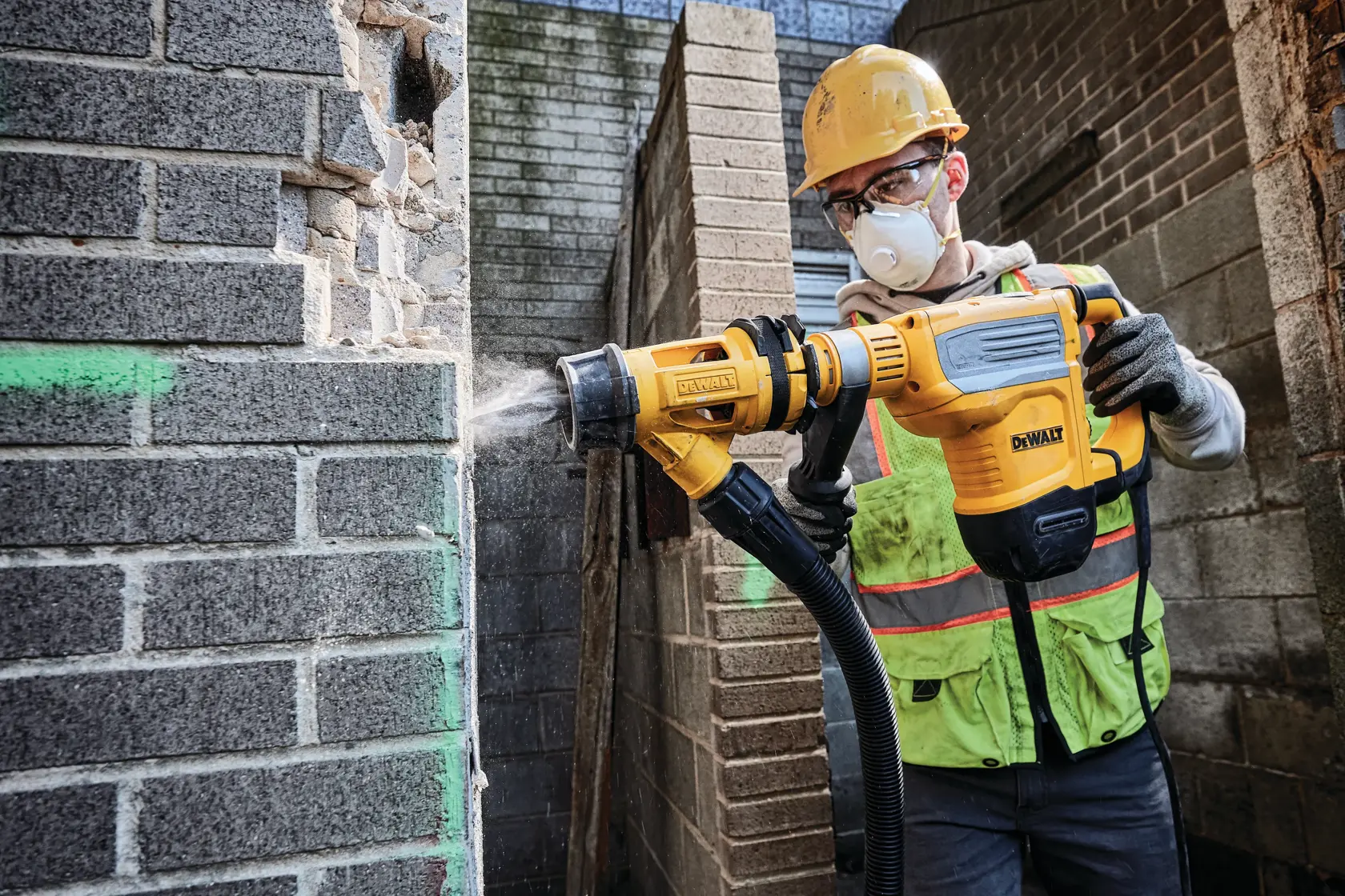 Perceuse à percussion rotative électrique DEWALT jaune et noire avec une poignée latérale, présentée sur un fond blanc.