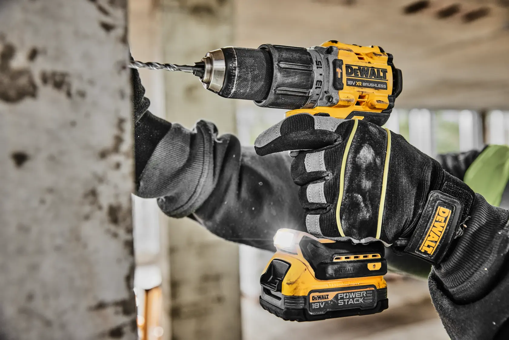 18V XR® příklepová vrtačka s bezuhlíkovým motorem - 1x 1,7Ah akumulátor POWERSTACK