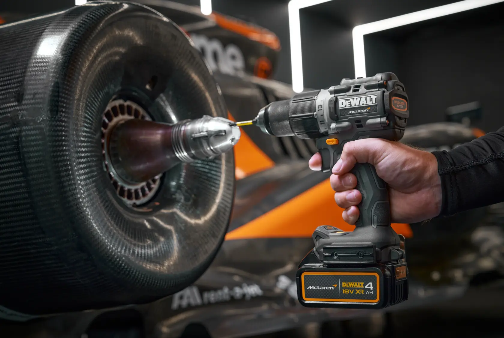 Příklepová vrtačka DEWALT x McLaren F1 Team 18V XR s bezuhlíkovým motorem - 1 × 4 Ah