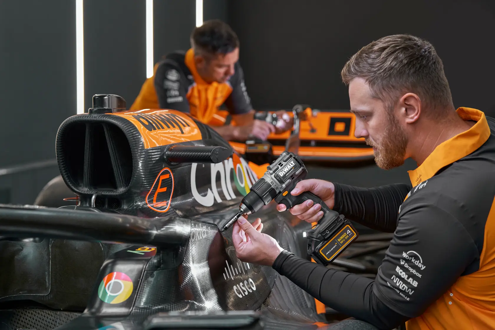 Příklepová vrtačka DEWALT x McLaren F1 Team 18V XR s bezuhlíkovým motorem - 1 × 4 Ah