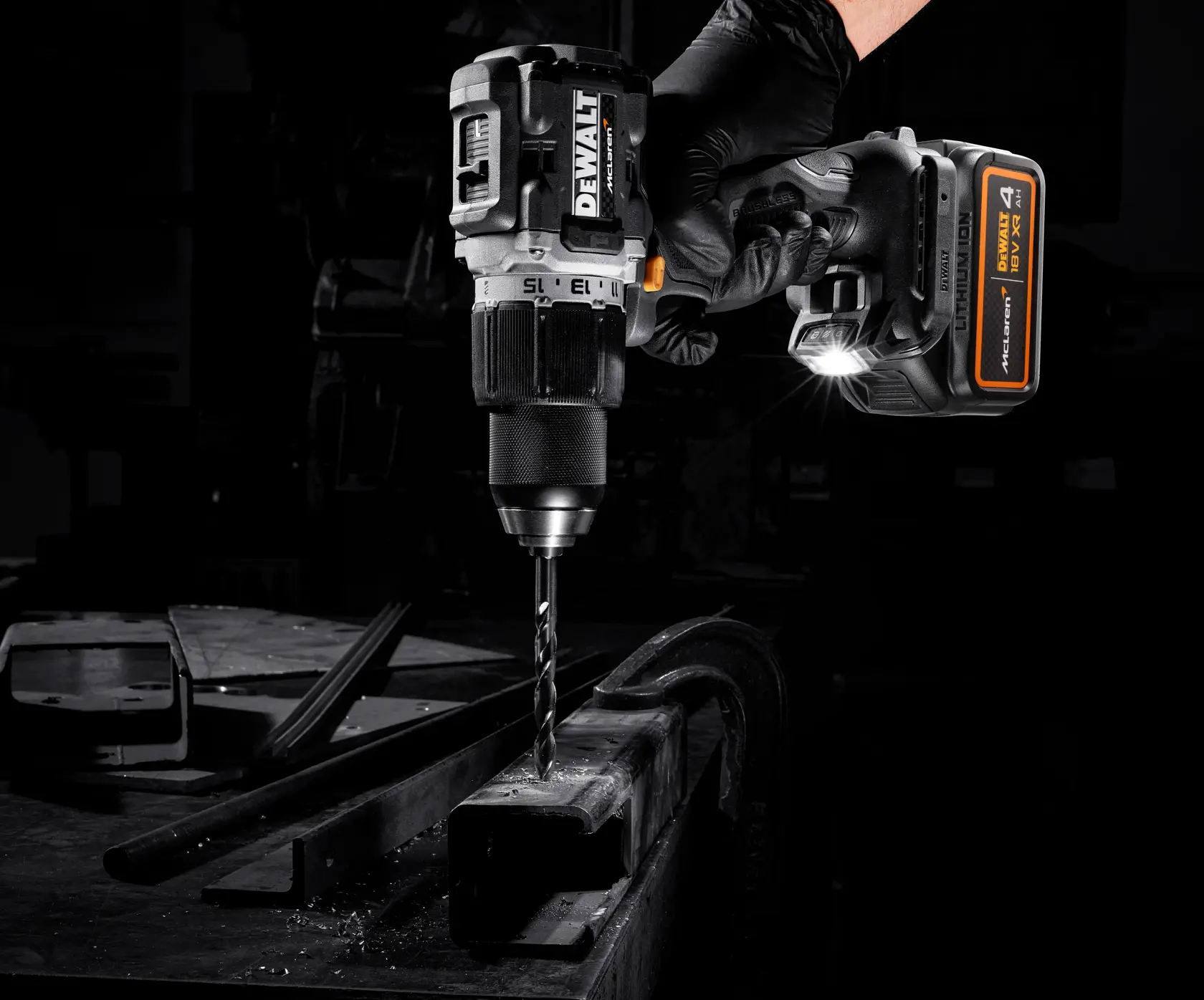 Příklepová vrtačka DEWALT x McLaren F1 Team 18V XR s bezuhlíkovým motorem - 2 × 4 Ah