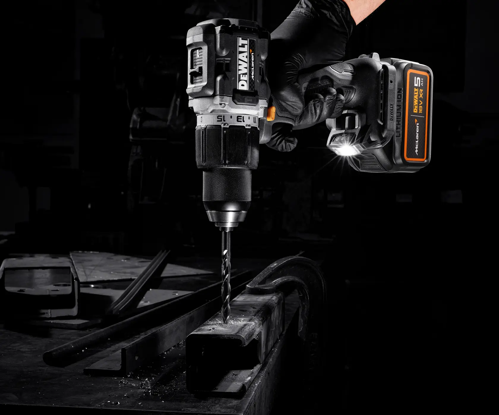 Příklepová vrtačka DEWALT x McLaren F1 Team 18V XR s bezuhlíkovým motorem - 2 × 5Ah