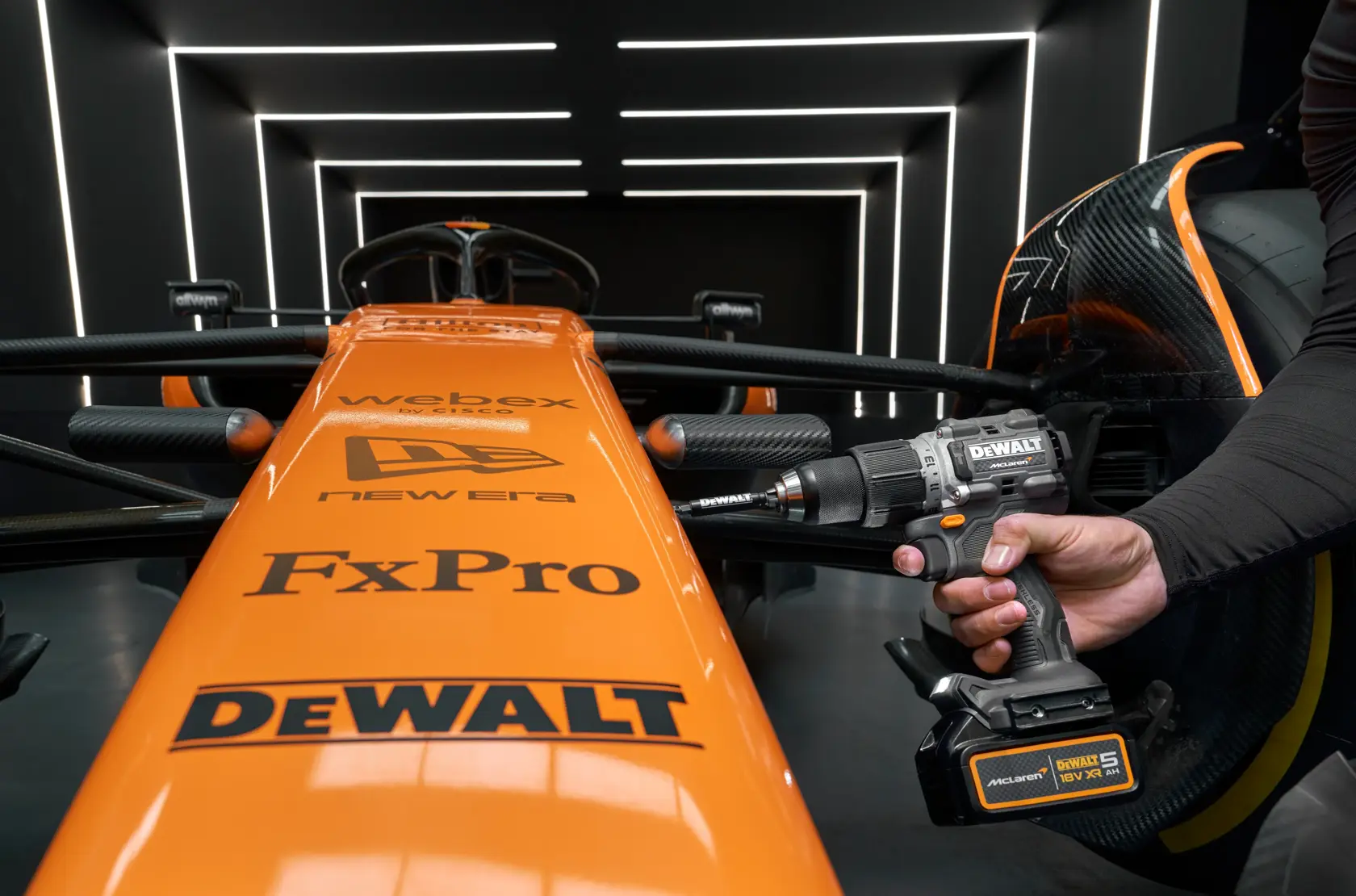 Příklepová vrtačka DEWALT x McLaren F1 Team 18V XR s bezuhlíkovým motorem - 2 × 5Ah
