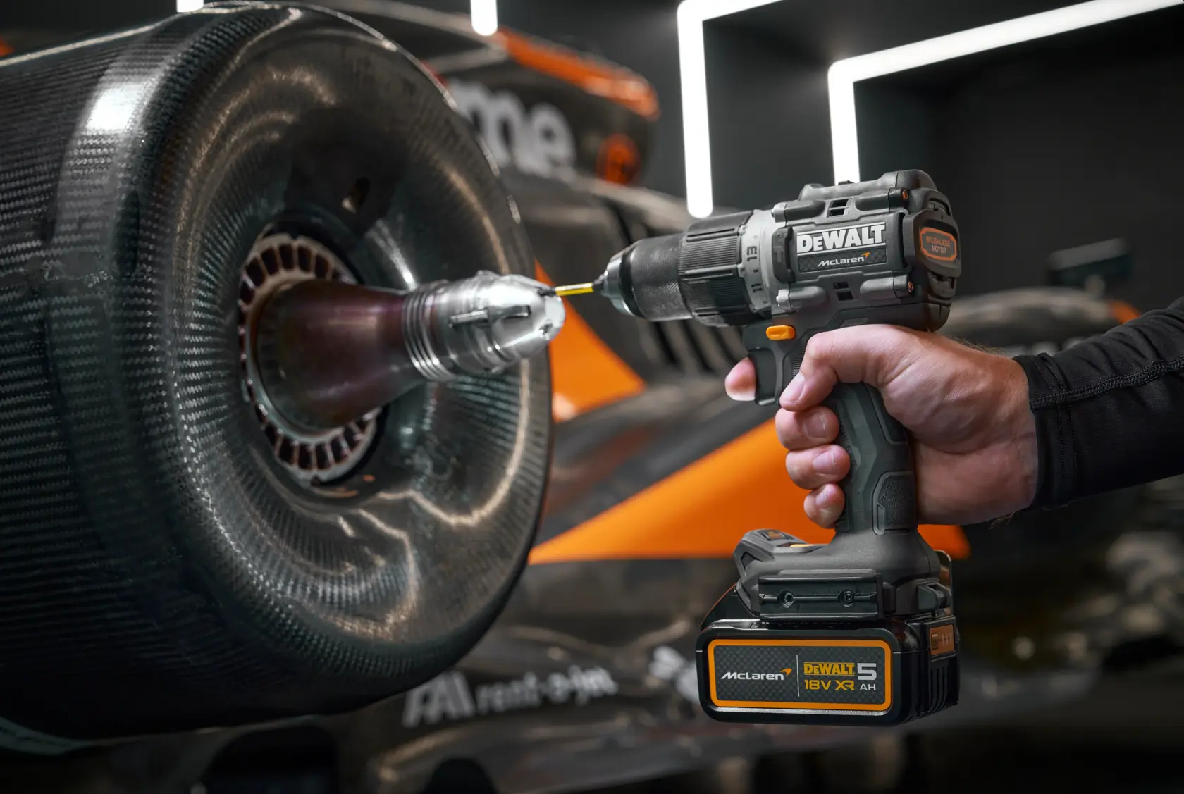 Příklepová vrtačka DEWALT x McLaren F1 Team 18V XR s bezuhlíkovým motorem - 2 × 5Ah