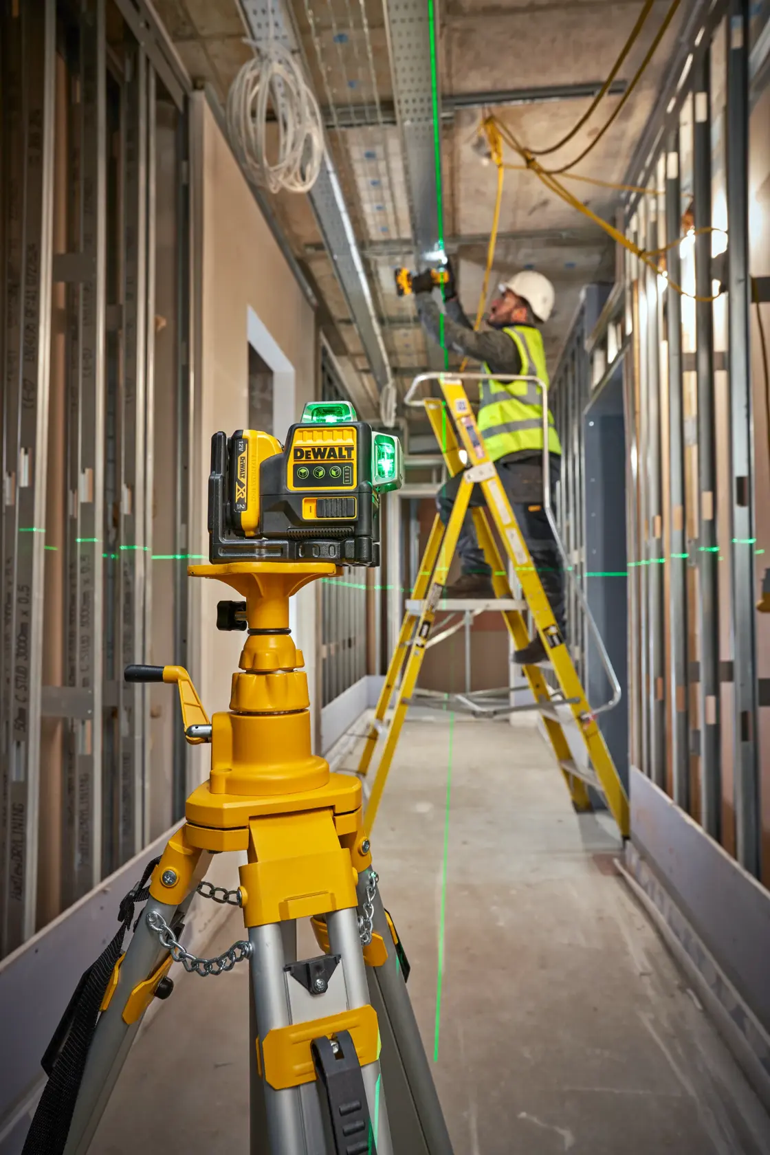 Křížový laser 12 V XR se třemi zelenými paprsky - 1 × 2 Ah