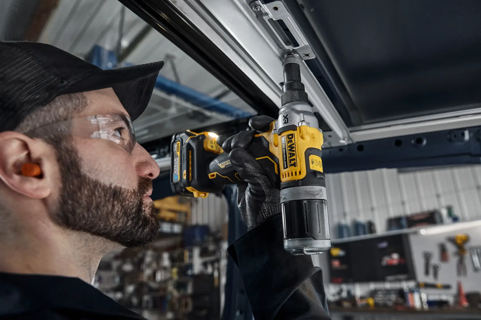 Nýtovačka 18V XR, 6,3 mm, s bezuhlíkovým motorem - 2 x akumulátor POWERSTACK G-Class Compact