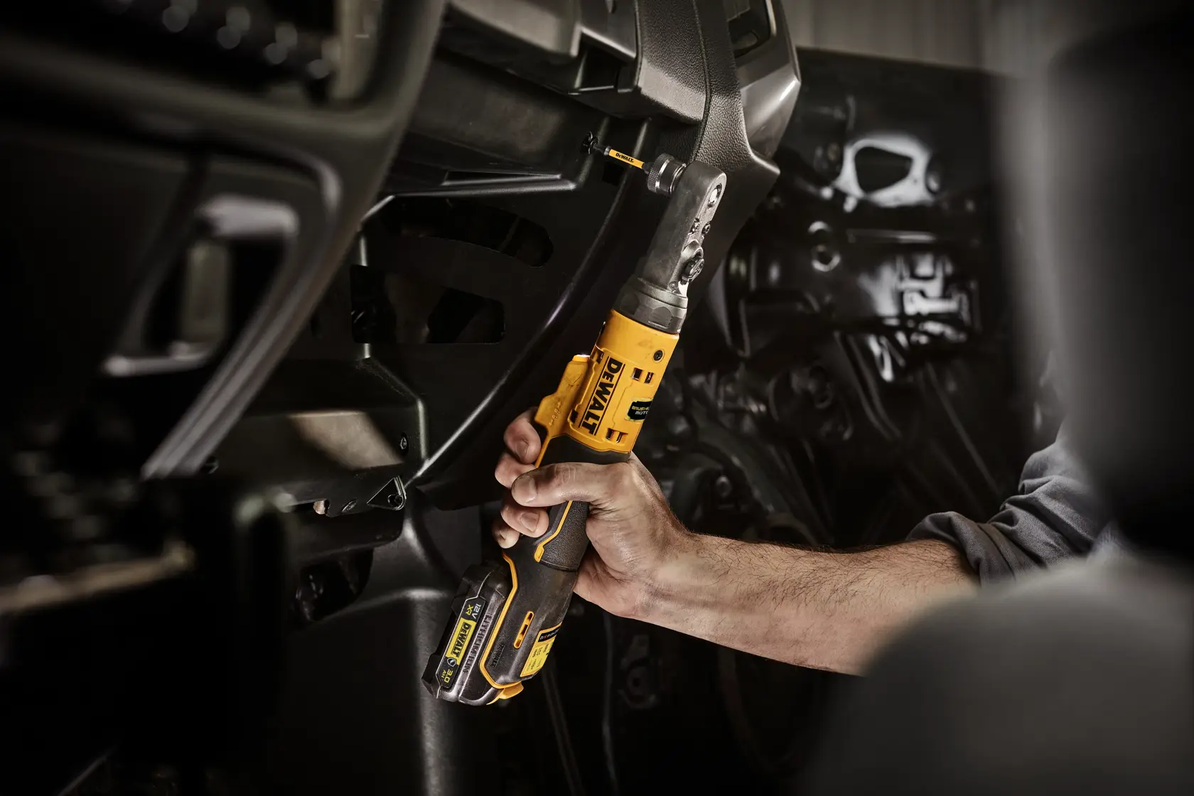 12V XR ráčna 3/8" a 1/4"s utěsněnou hlavou a bezuhlíkovým motorem - 2 x kompaktní akumulátor POWERSTACK G-Class Compact
