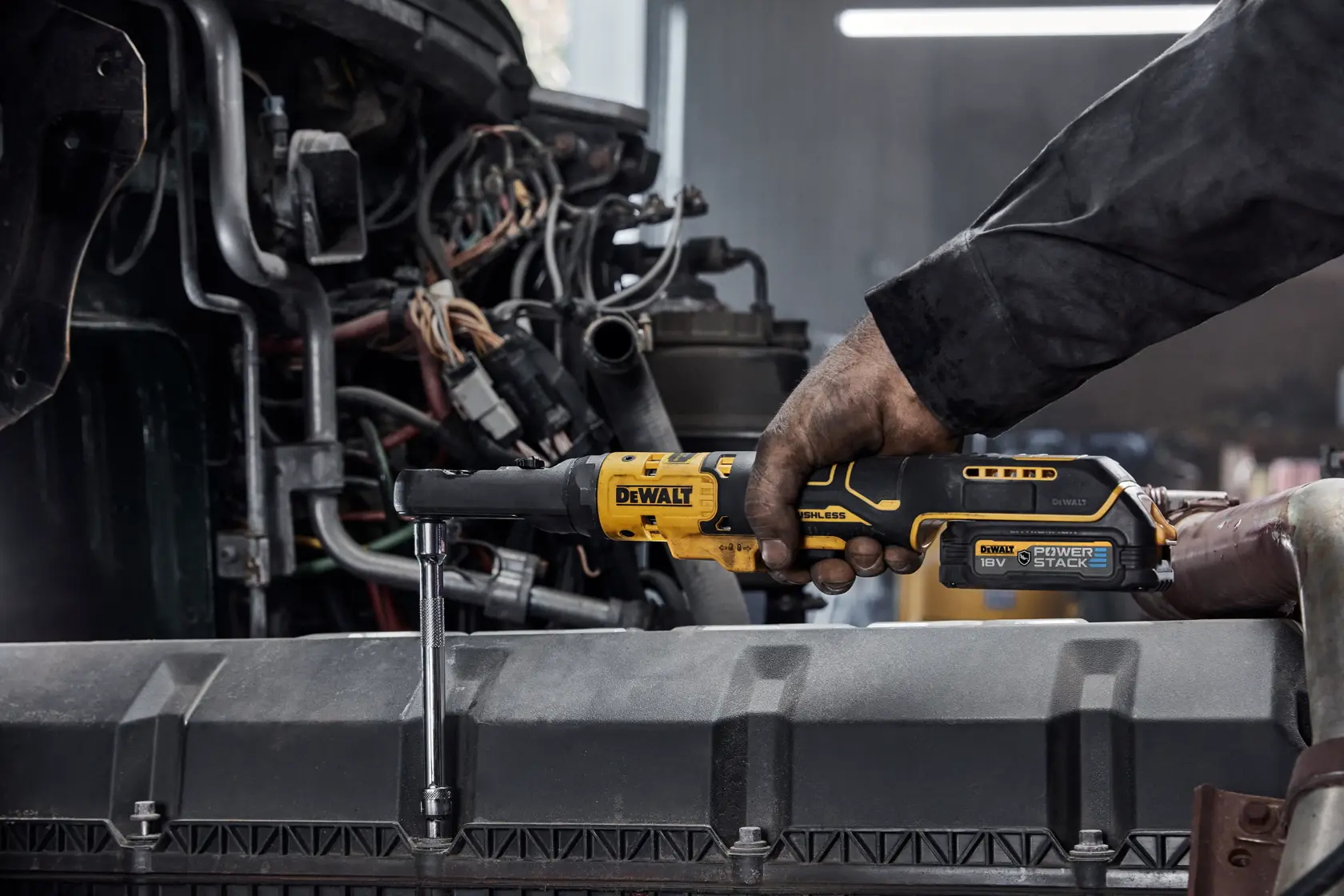 18V XR ráčna 3/8" a 1/2" s utěsněnou hlavou a bezuhlíkovým motorem - 2 x akumulátor POWERSTACK G-Class Compact