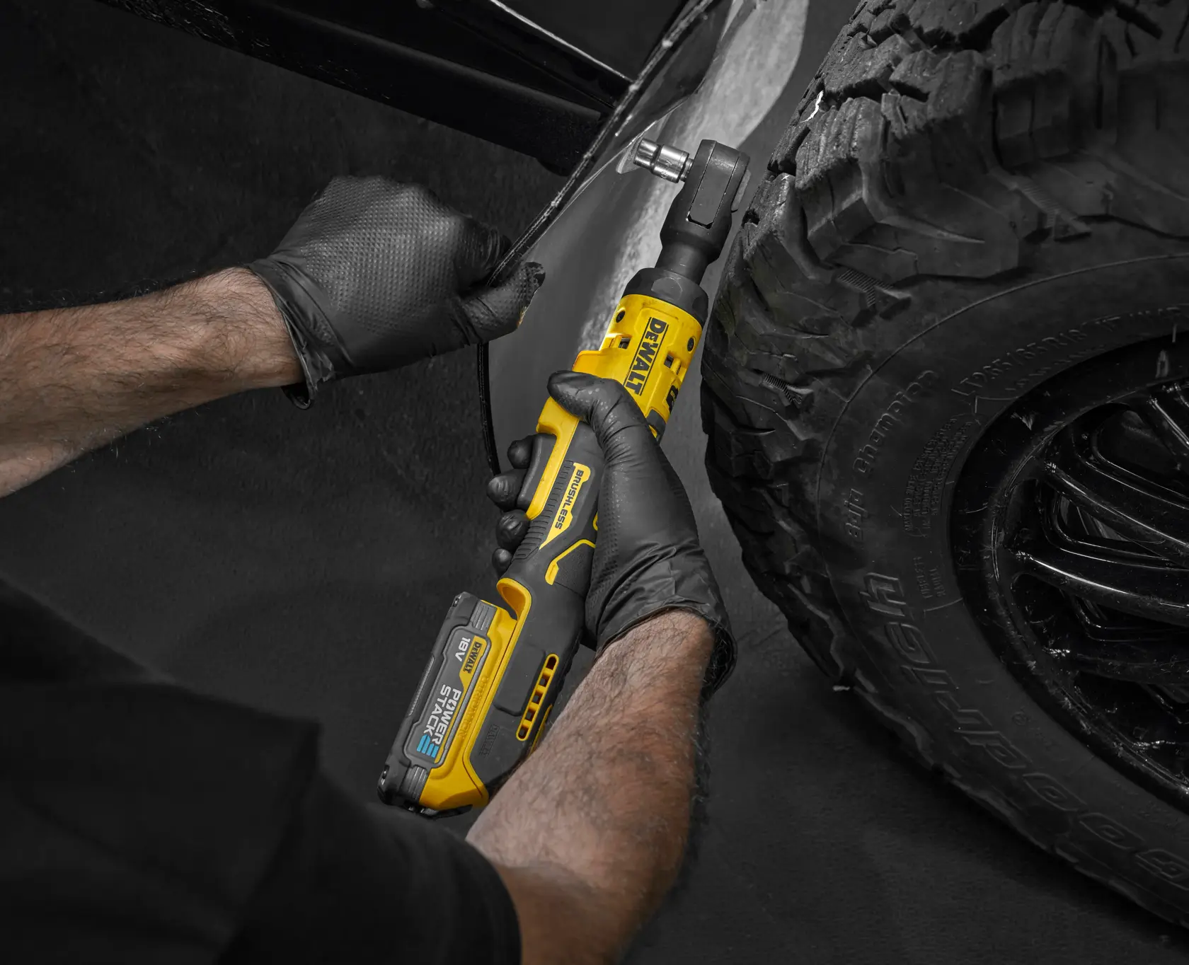 18V XR® 3/8" ráčna s otevřenou hlavou a bezuhlíkovým motorem (pouze nářadí)