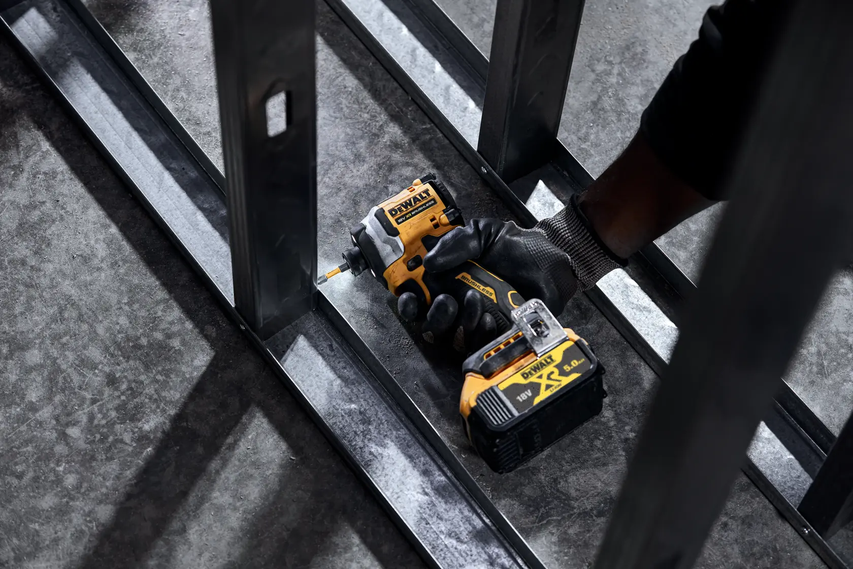 18V XR® kompaktní rázový šroubovák s bezuhlíkovým motorem - 2x 5Ah akumulátor