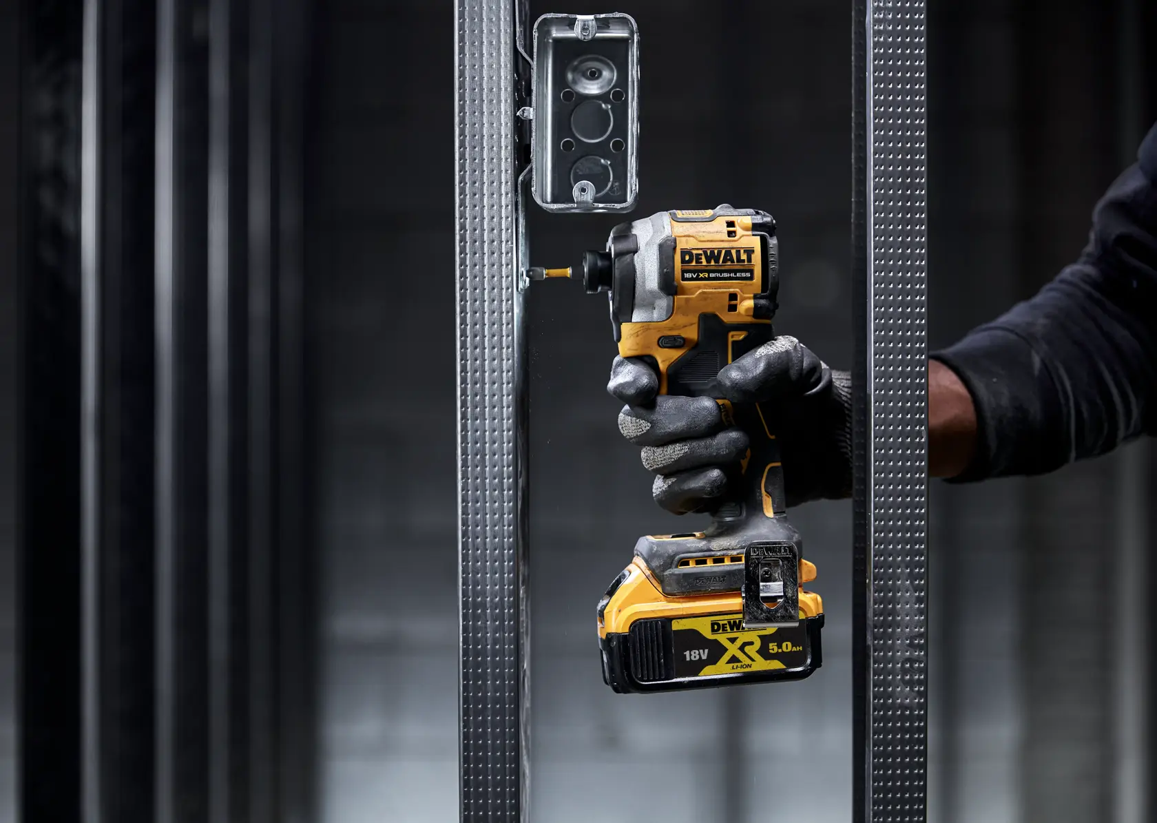18V XR® kompaktní rázový šroubovák s bezuhlíkovým motorem - 2x 5Ah akumulátor