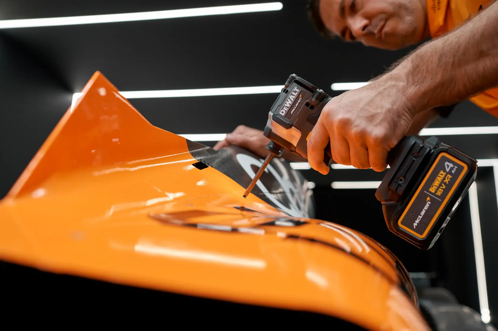 Rázový utahovák DEWALT x McLaren F1 Team 18V XR s bezuhlíkovým motorem - 1 × 4 Ah