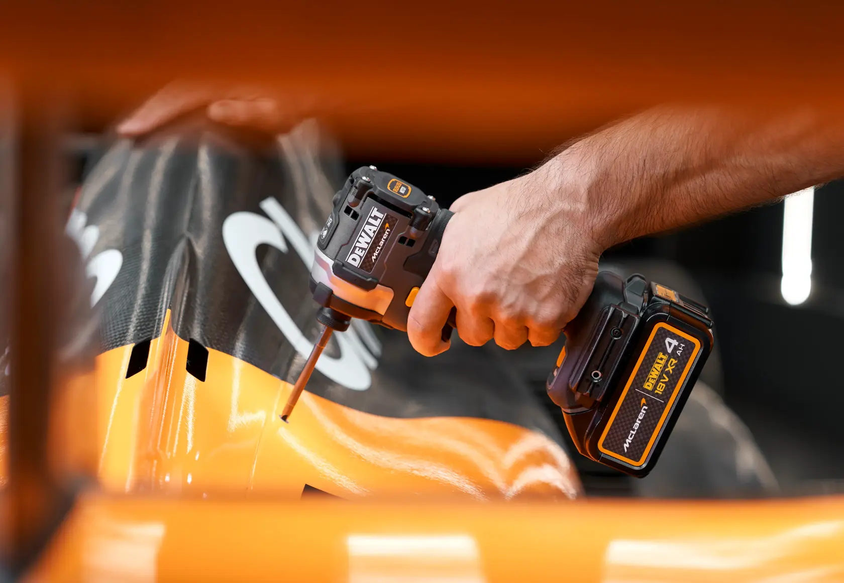 Rázový utahovák DEWALT x McLaren F1 Team 18V XR s bezuhlíkovým motorem - 1 × 4 Ah