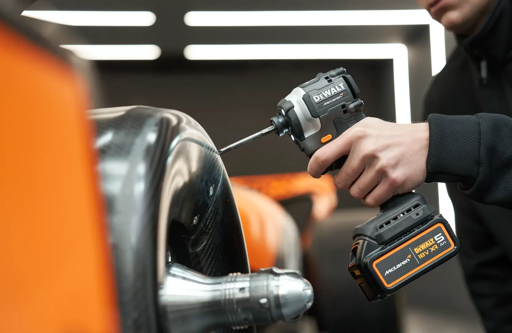 Rázový utahovák DEWALT x McLaren F1 Team 18V XR s bezuhlíkovým motorem - 2 × 5Ah