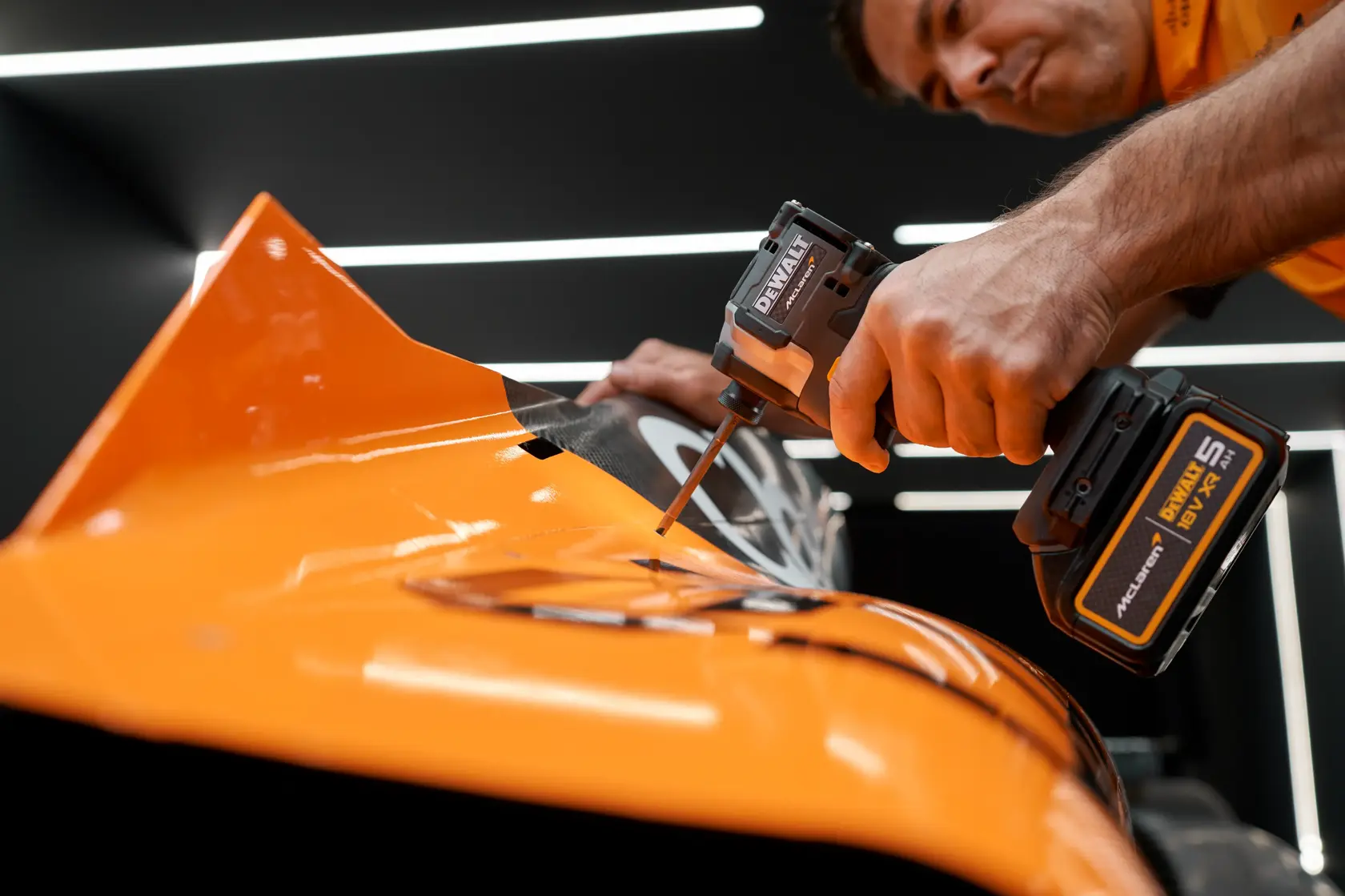 Rázový utahovák DEWALT x McLaren F1 Team 18V XR s bezuhlíkovým motorem - 2 × 5Ah