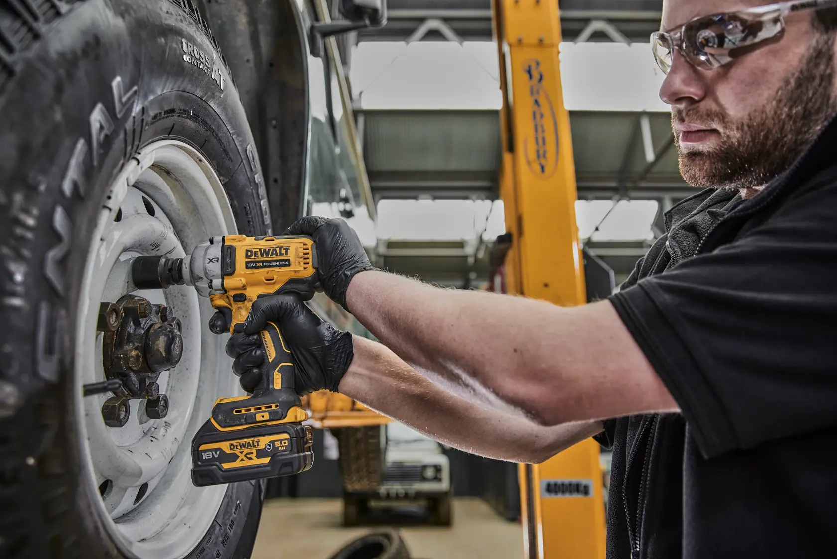 18V XR® 1/2" rázový utahovák se středním utahovacím momentem, bezuhlíkovým motorem a pojistným kroužkem (pouze nářadí)