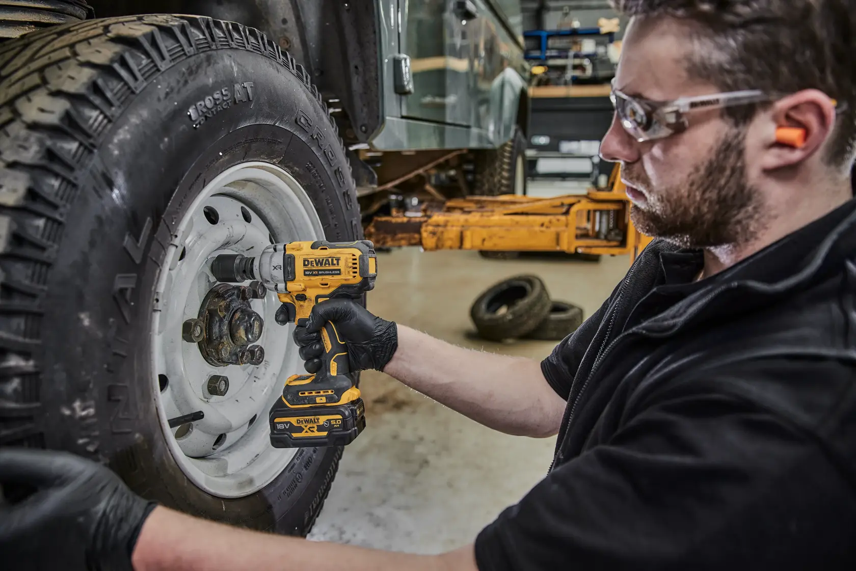 18V XR® 1/2" rázový utahovák se středním utahovacím momentem, bezuhlíkovým motorem a pojistným kroužkem (pouze nářadí)