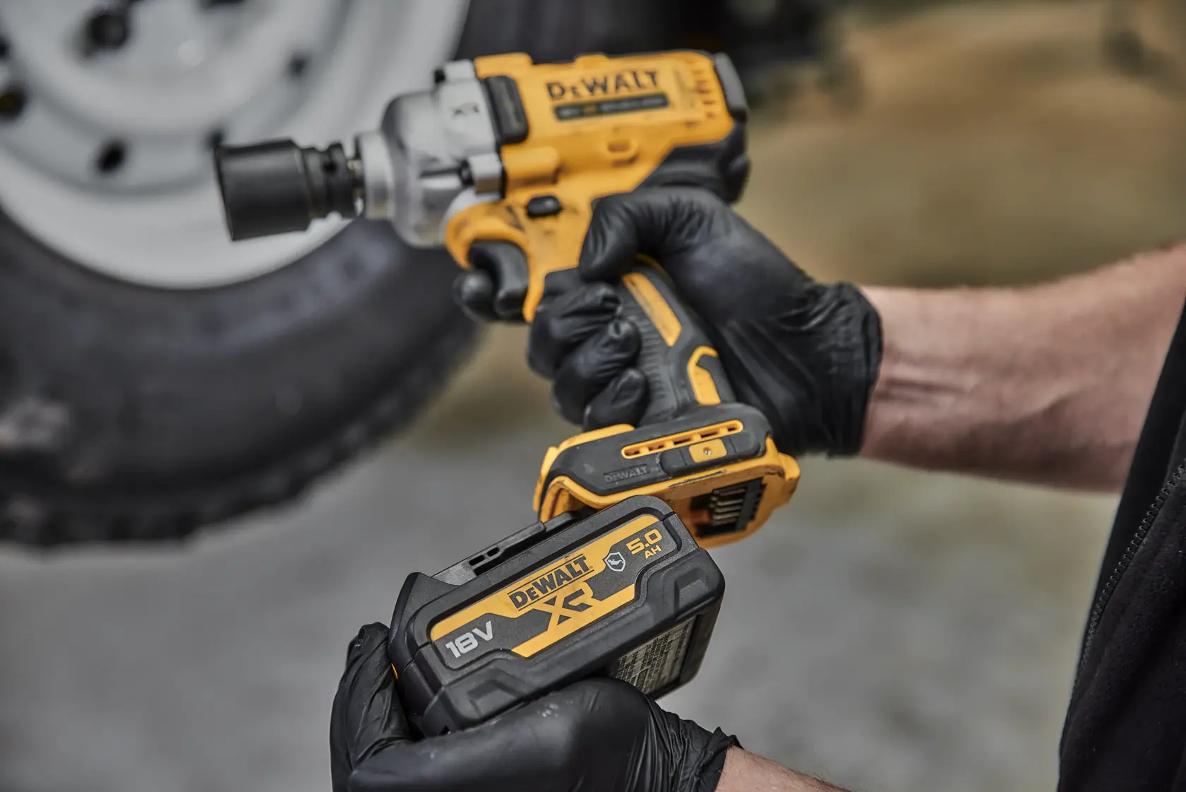 18V XR® 1/2" rázový utahovák se středním utahovacím momentem, bezuhlíkovým motorem a pojistným kroužkem (pouze nářadí)