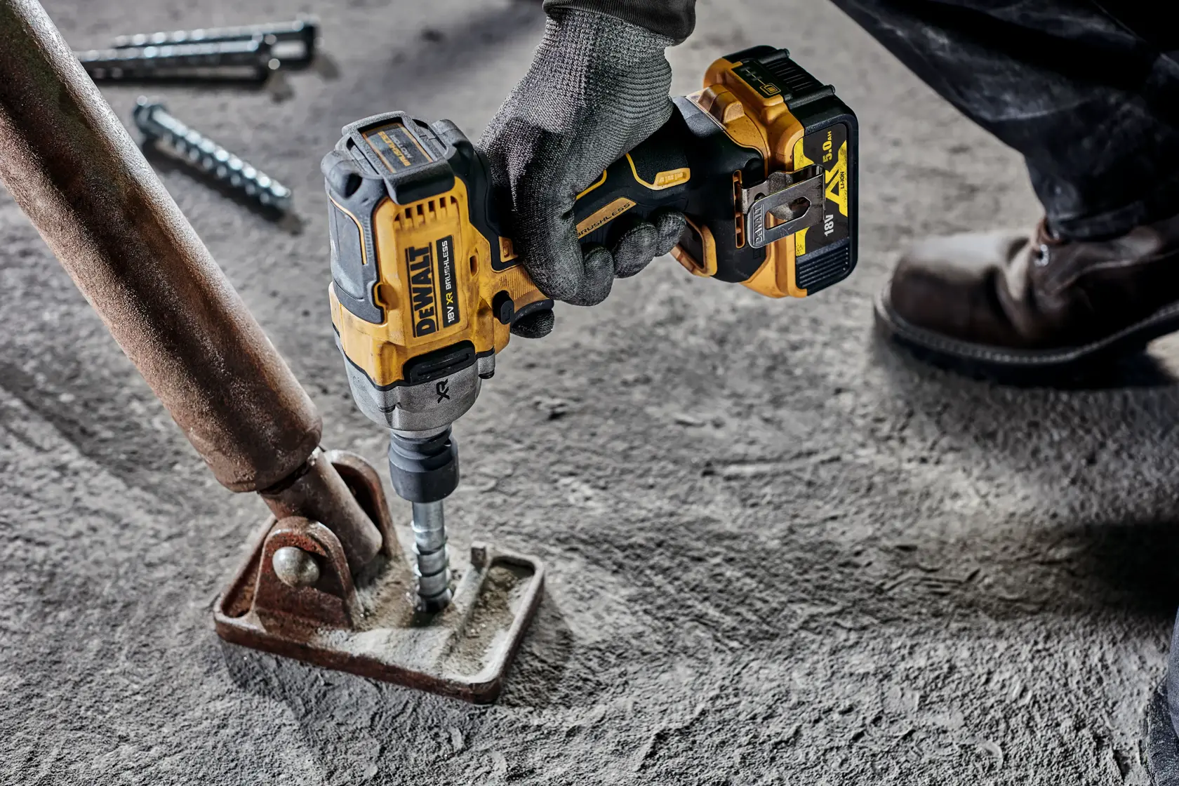 18V XR® 1/2" rázový utahovák se středním utahovacím momentem, bezuhlíkovým motorem a dorazovým kolíkem - 2x 5Ah akumulátor