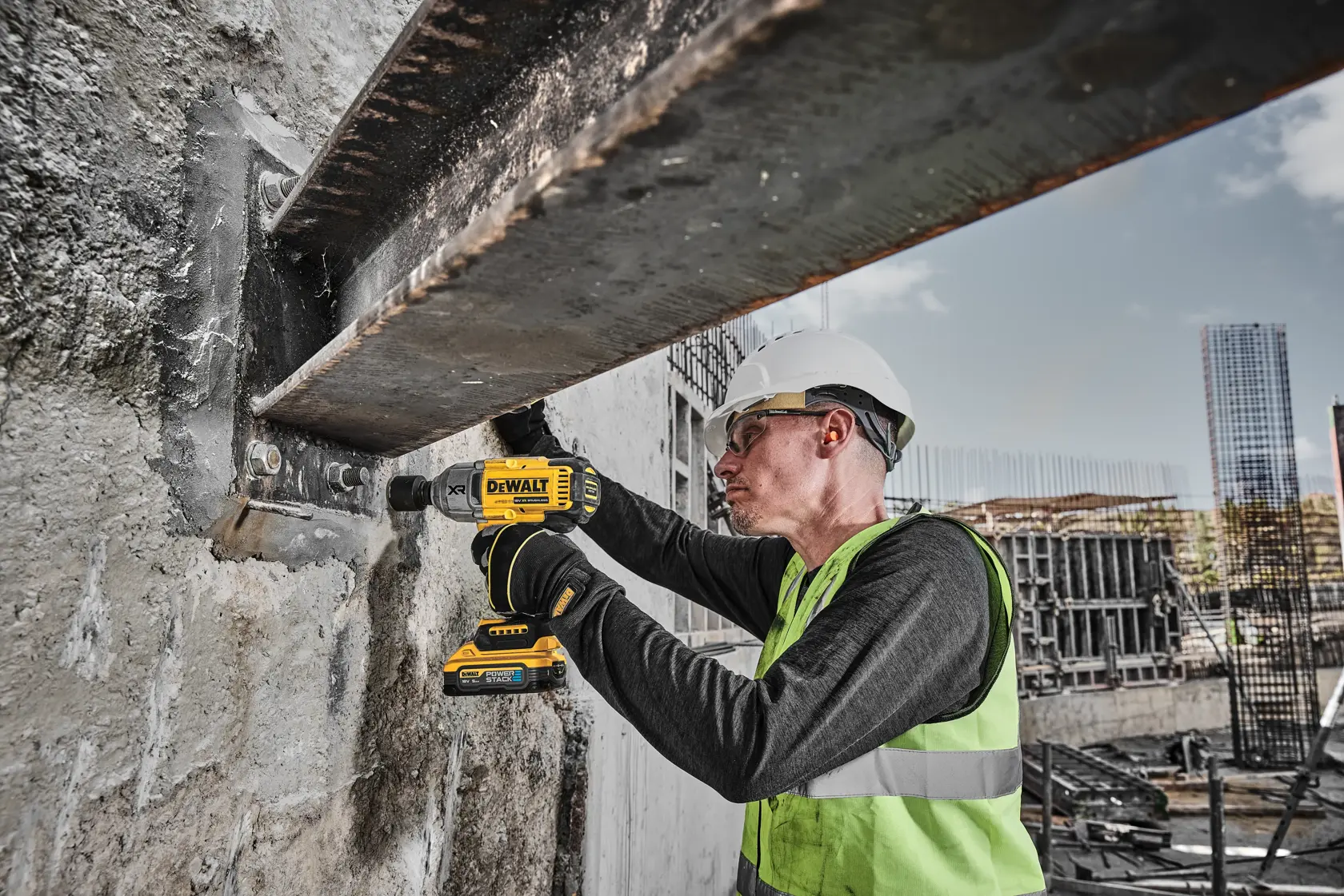 18V XR Bezuhlíkový 1/2" rázový utahovák s vysokým momentem 2x5Ah Powerstack baterie v TSTAK