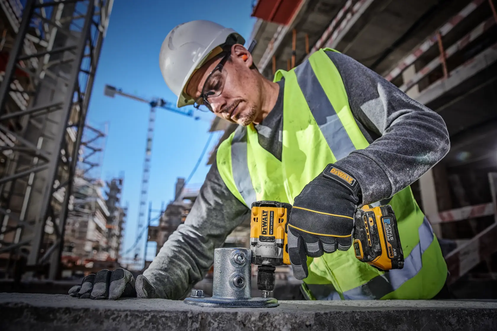 DEWALT 18V brushless impact wrench with POWERSTACK battery. The image highlights key features: 406Nm fastening torque, LED lamp, four modes, and a compact 125mm housing. The tool is shown standing upright with branding and feature labels.