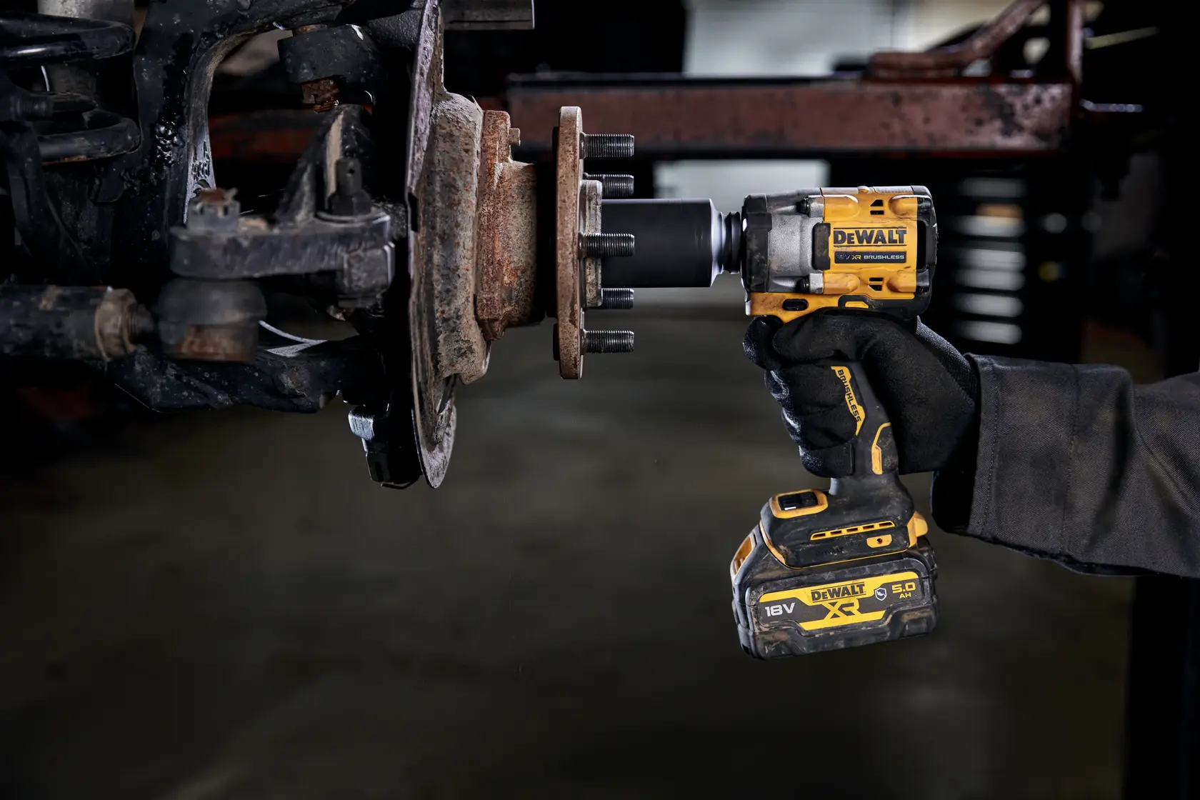 18V XR® 1/2" kompaktní rázový utahovák s bezuhlíkovým motorem a pojistným kroužkem - 2x 5Ah akumulátor