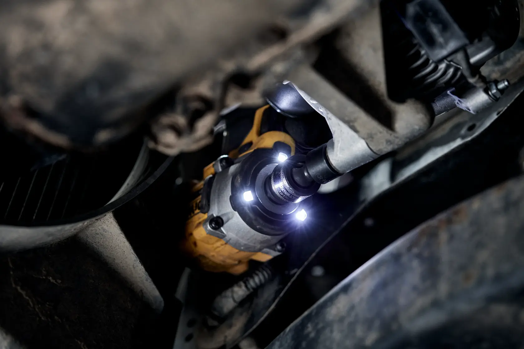 18V XR® 1/2" kompaktní rázový utahovák s bezuhlíkovým motorem a pojistným kroužkem - 2x 5Ah akumulátor