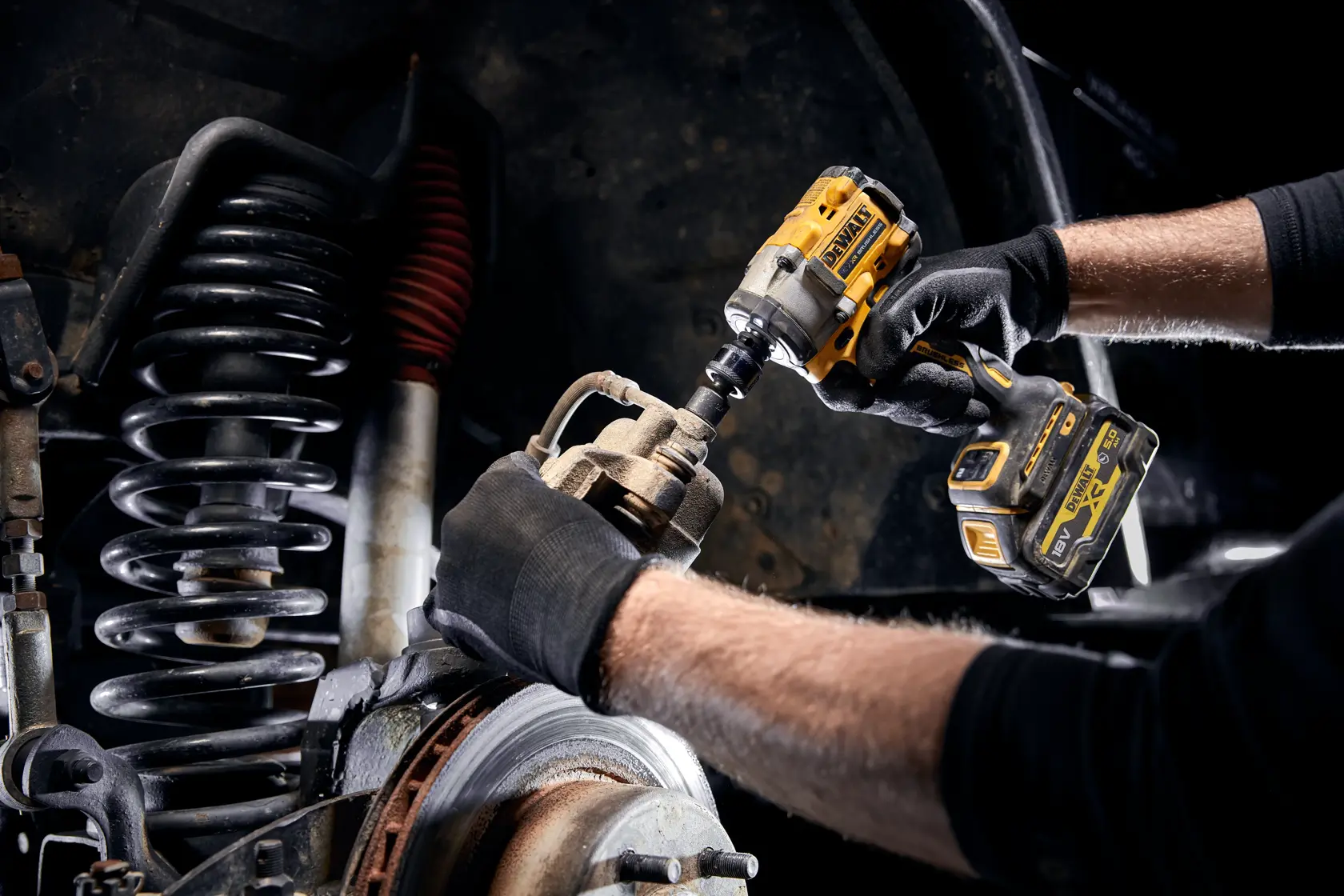 18V XR® 3/8" kompaktní rázový utahovák s bezuhlíkovým motorem a pojistným kroužkem - 2x 5Ah akumulátor