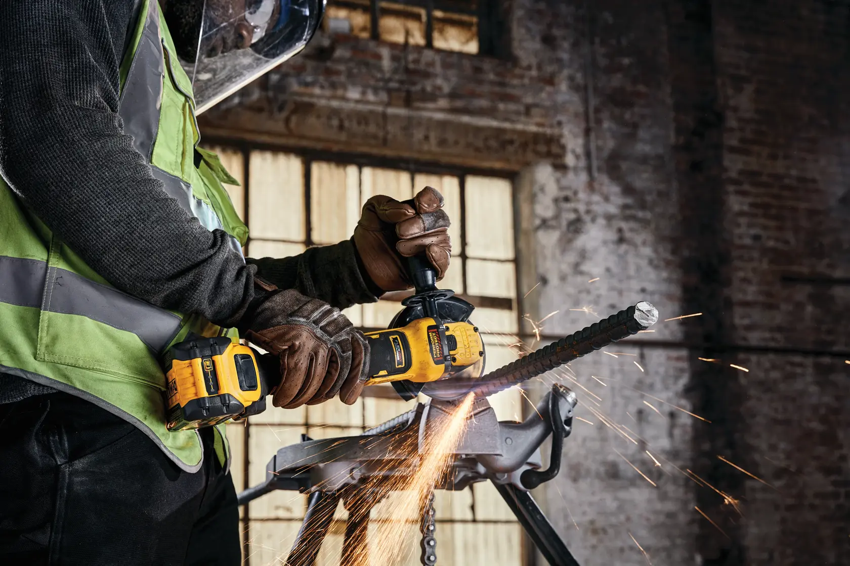 18V XR® 125mm úhlová bruska s plynulou regulací otáček, bezuhlíkovým motorem a FLEXVOLT® ADVANTAGE™ - 1x 6Ah
