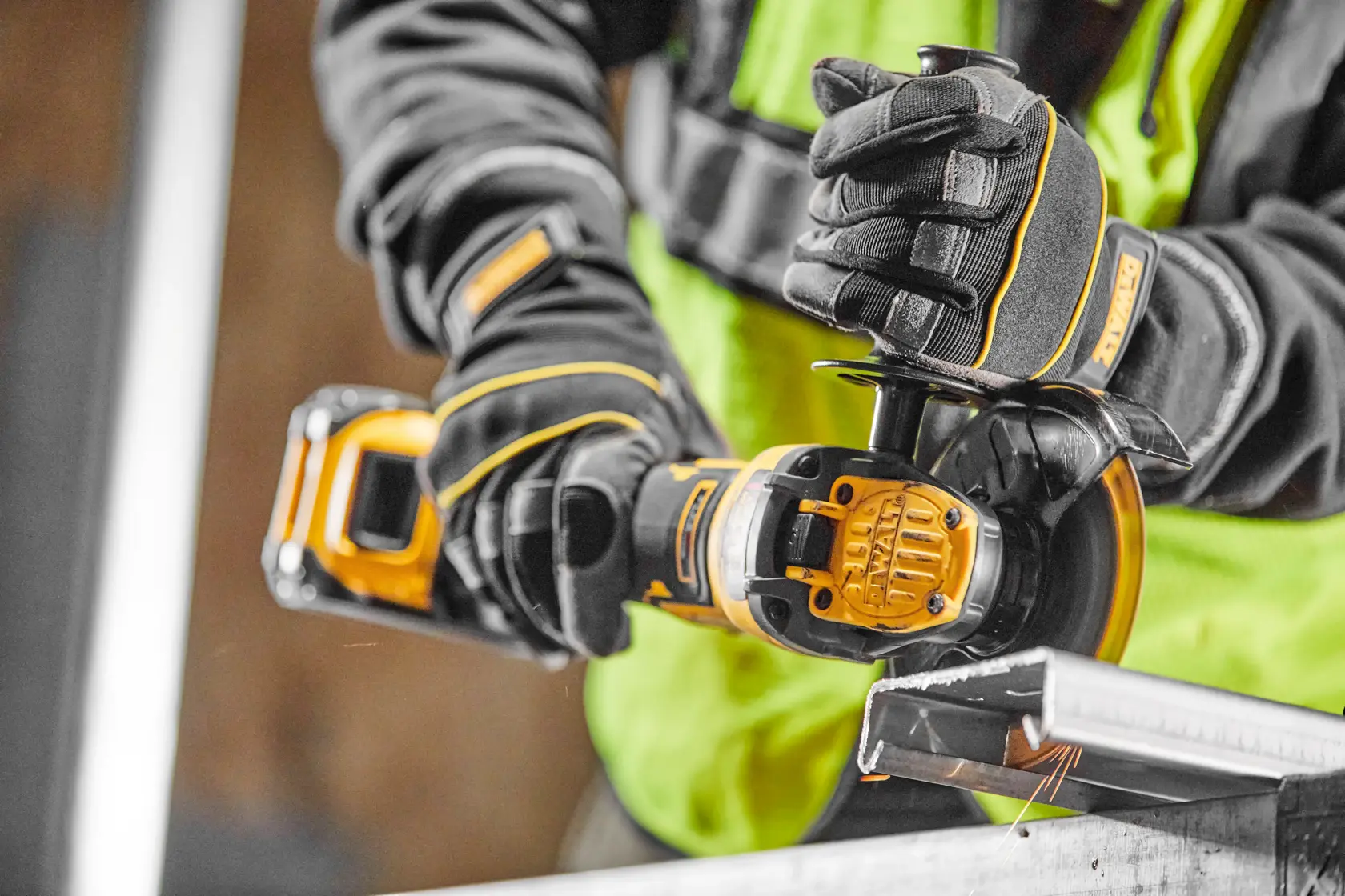 18V XR® 125mm úhlová bruska s plynulou regulací otáček, bezuhlíkovým motorem a FLEXVOLT® ADVANTAGE™ - 1x 6Ah