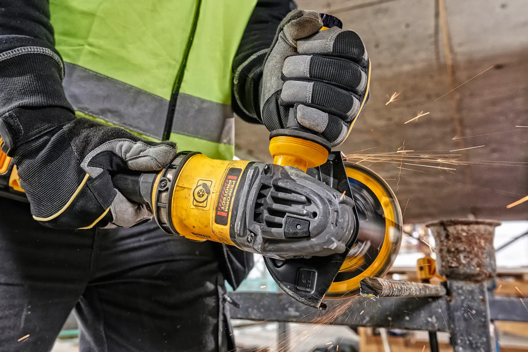 125mm úhlová bruska 54V XR FLEXVOLT s funkcí detekce uchopení boční rukojeti - 2 x akumulátor FLEXVOLT s kapacitou 9 Ah