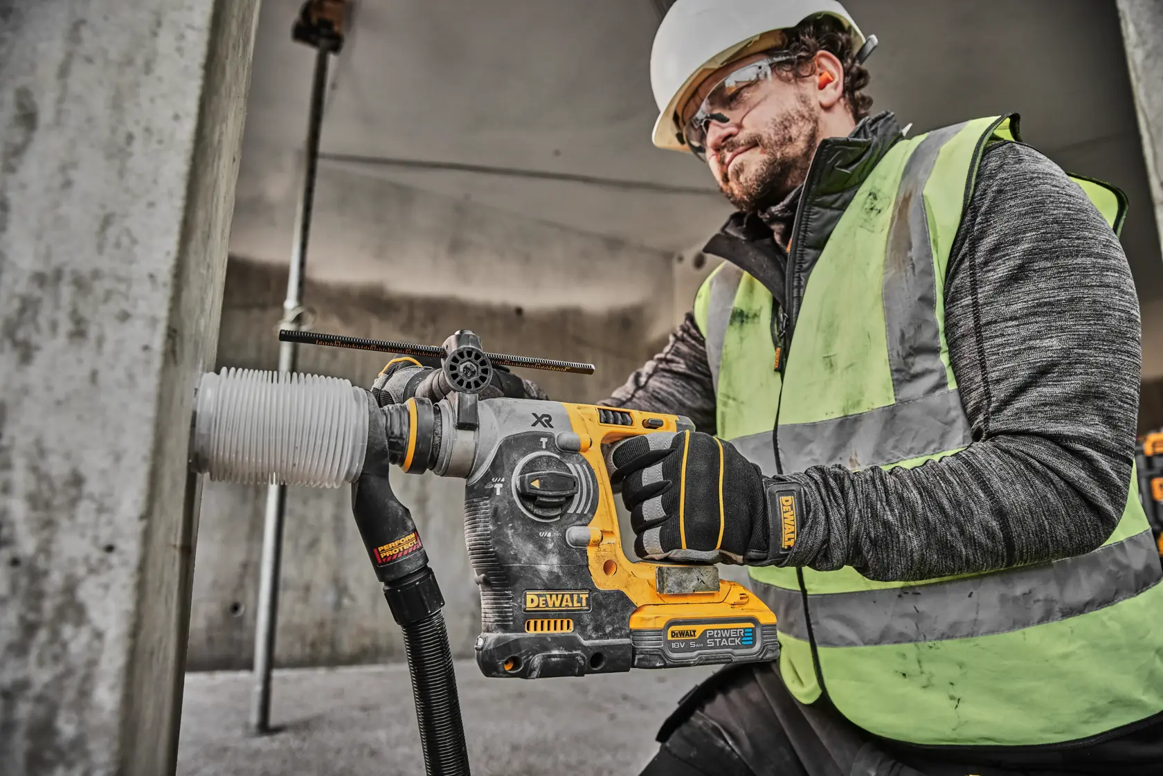 Vrtací kladivo SDS-Plus, 24 mm, 18V XR s bezuhlíkovým motorem - 2 X akumulátor POWERSTACK s kapacitou 5 Ah
