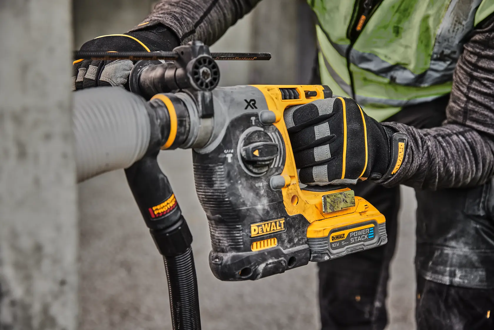Vrtací kladivo SDS-Plus, 24 mm, 18V XR s bezuhlíkovým motorem - 2 X akumulátor POWERSTACK s kapacitou 5 Ah