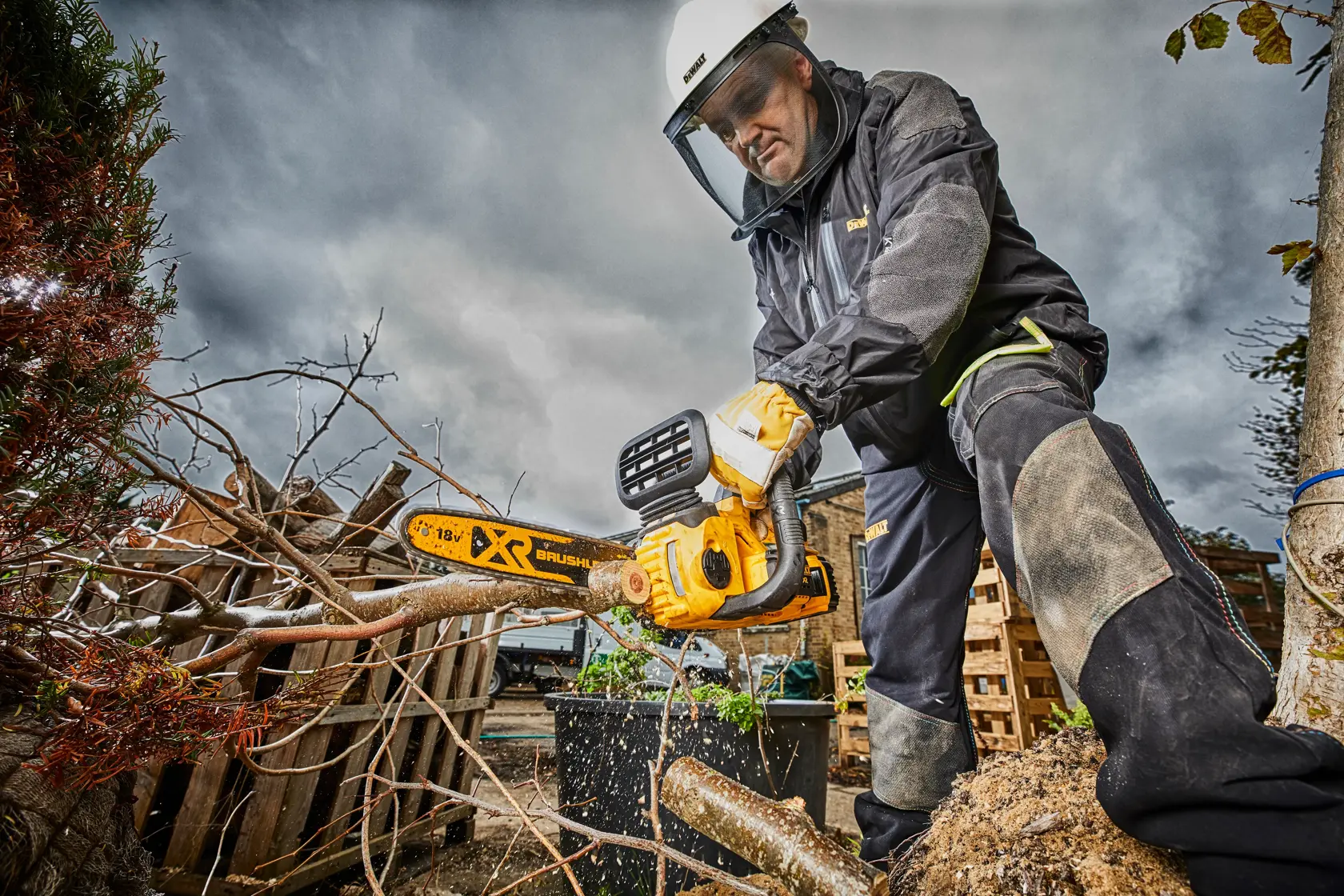 ŘETĚZOVÁ PILA 18 V XR 30 CM S BEZUHLÍKOVÝM MOTOREM