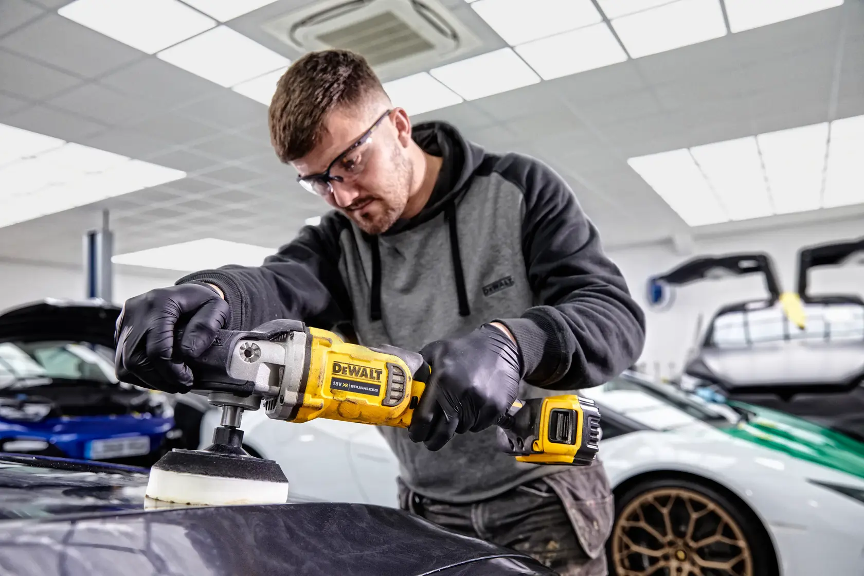 Rotační leštička 18 V XR s bezuhlíkovým motorem - 2 × 5 Ah
