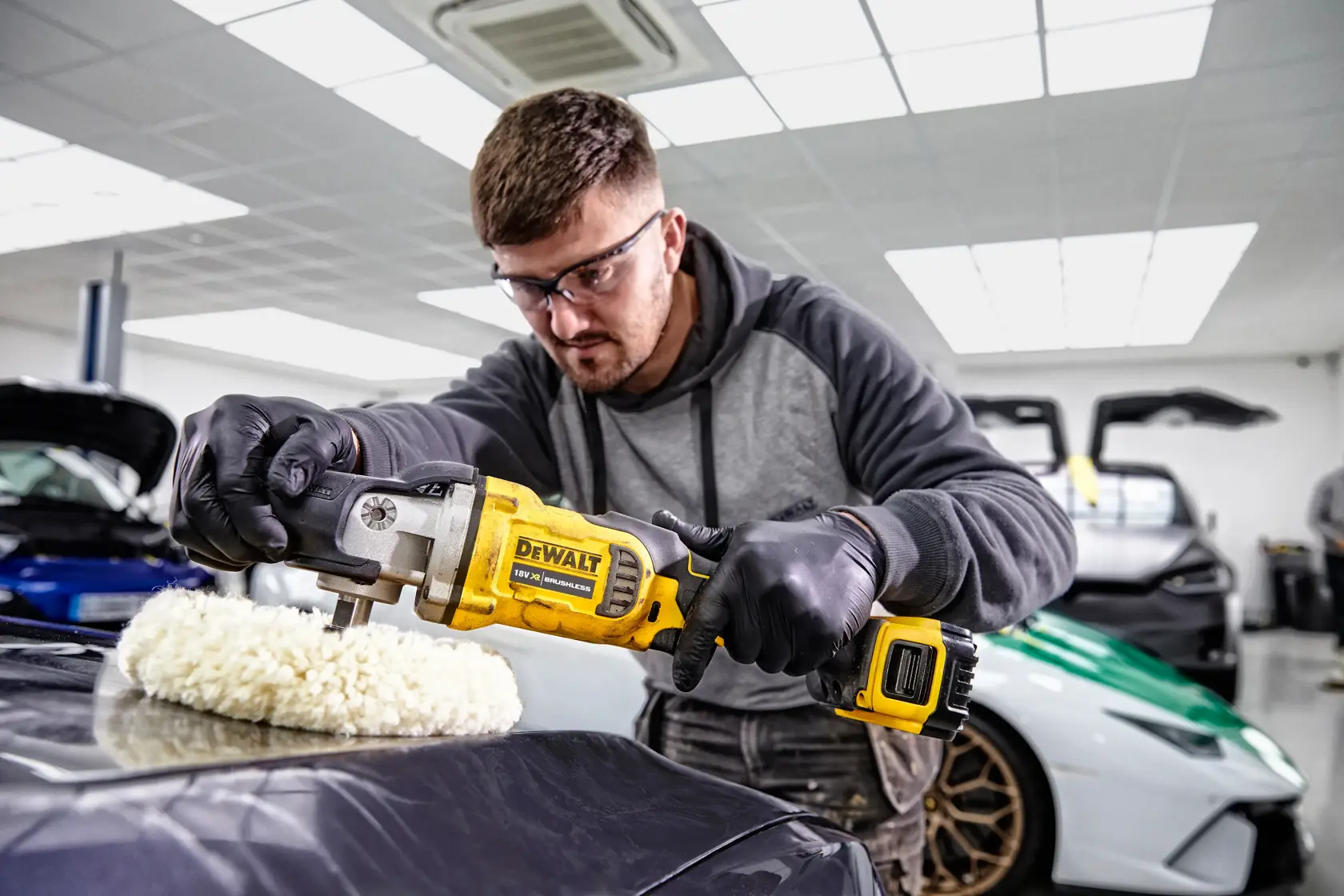 Rotační leštička 18 V XR s bezuhlíkovým motorem - 2 × 5 Ah