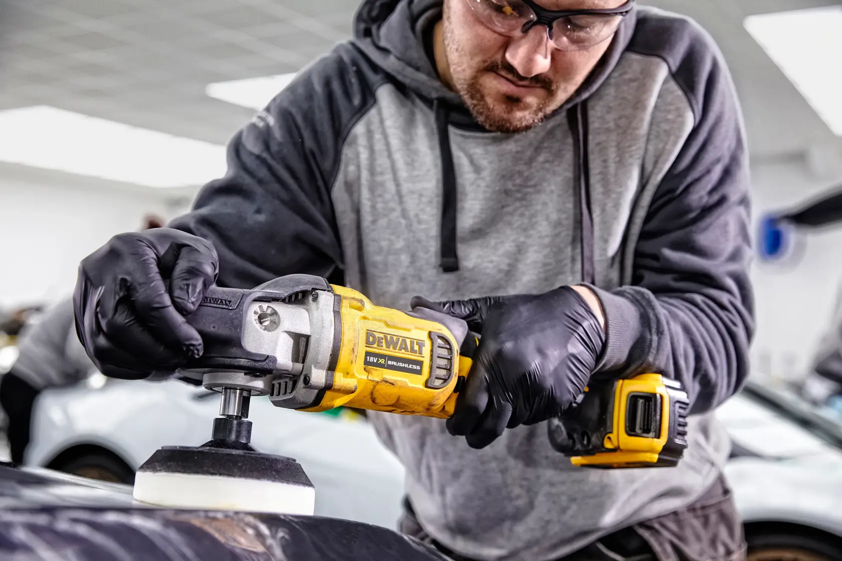 Rotační leštička 18 V XR s bezuhlíkovým motorem - 2 × 5 Ah