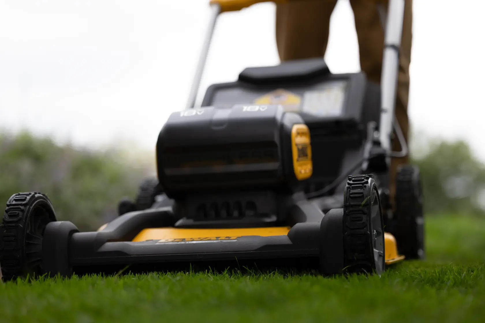 Sekačka na trávu 2x18v XR s pojezdem - 2 x 8Ah
