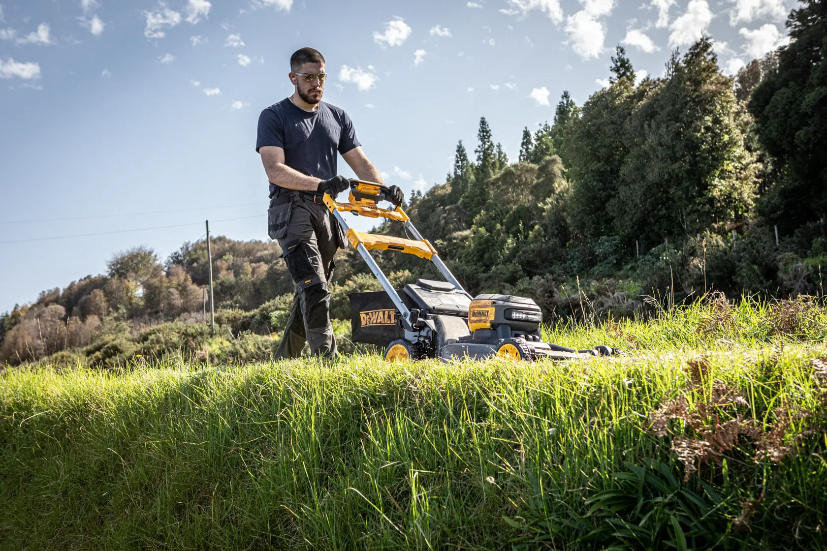 Sekačka s pojezdem 54V XR FLEXVOLT na dva baterie, 53cm