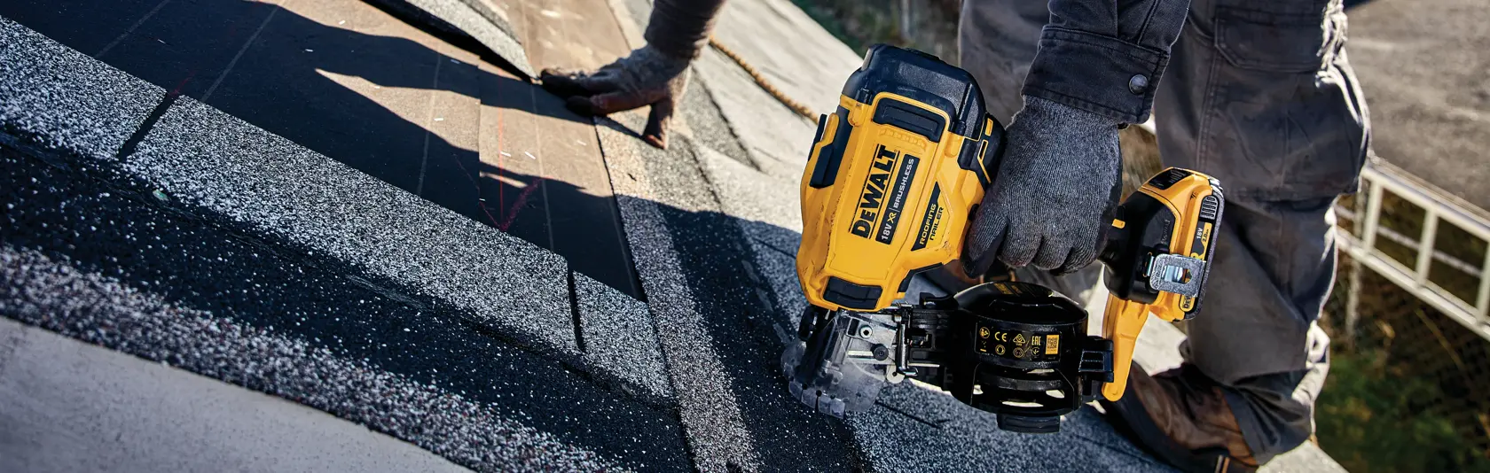 18V XR® akumulátorová pokrývačská hřebíkovačka (2x 2Ah)