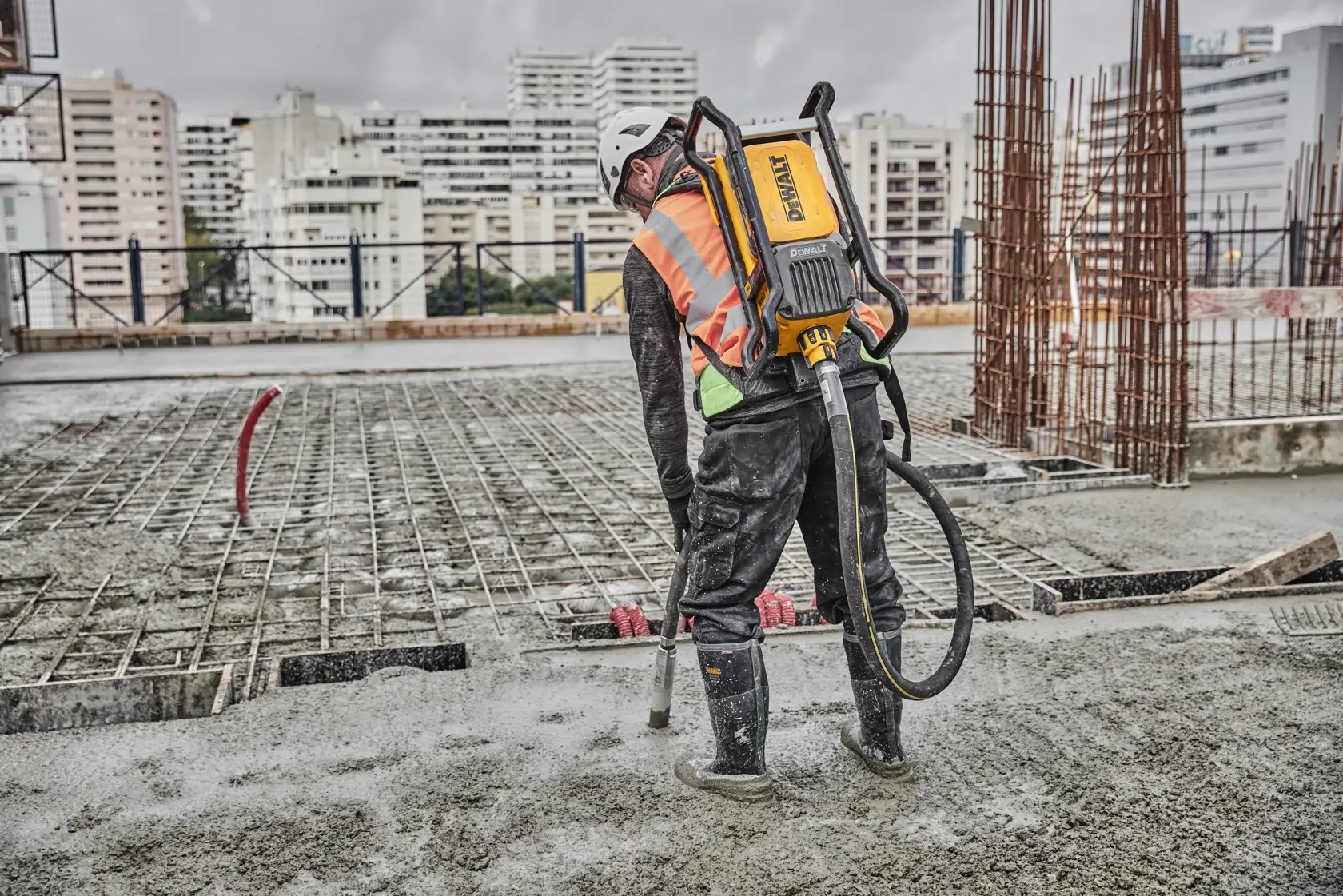 DEWALT POWERSHIFT BATOHOVÝ PONORNÝ VIBRÁTOR