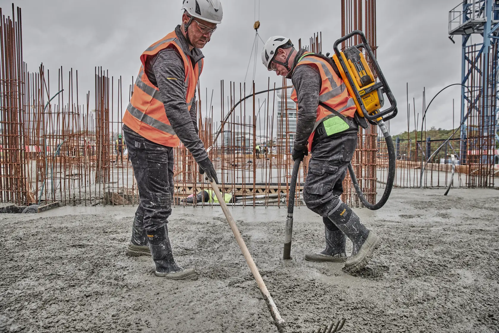 DEWALT POWERSHIFT BATOHOVÝ PONORNÝ VIBRÁTOR