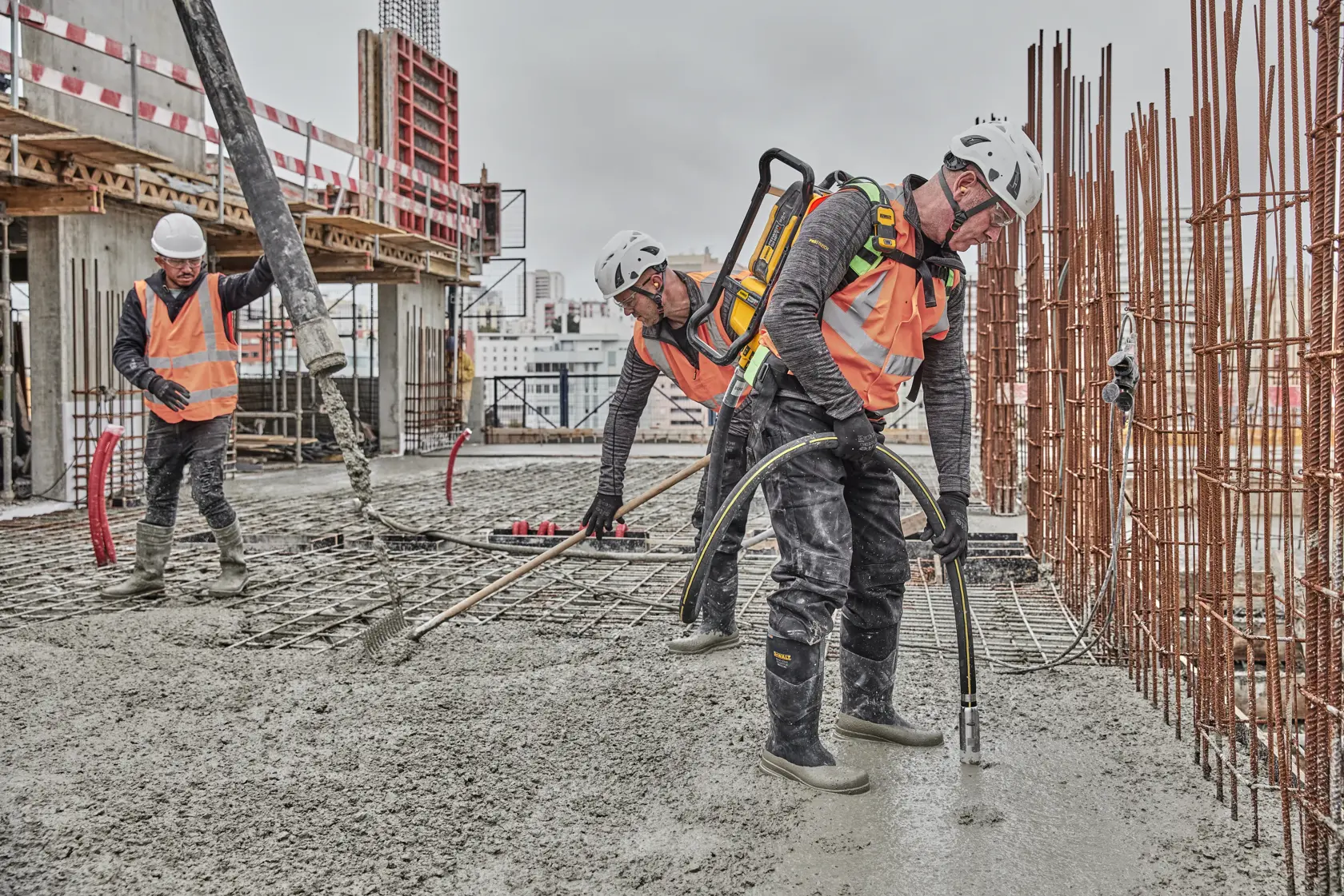 DEWALT POWERSHIFT BATOHOVÝ PONORNÝ VIBRÁTOR