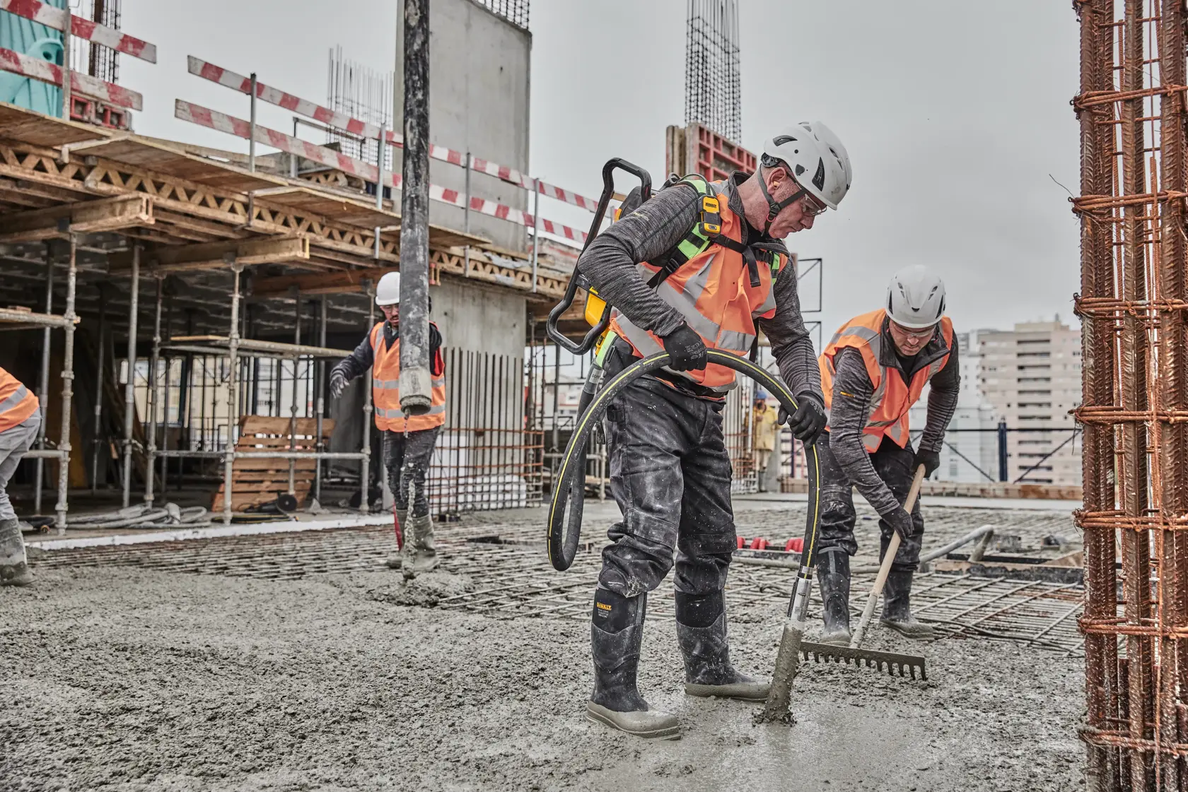 DEWALT POWERSHIFT BATOHOVÝ PONORNÝ VIBRÁTOR