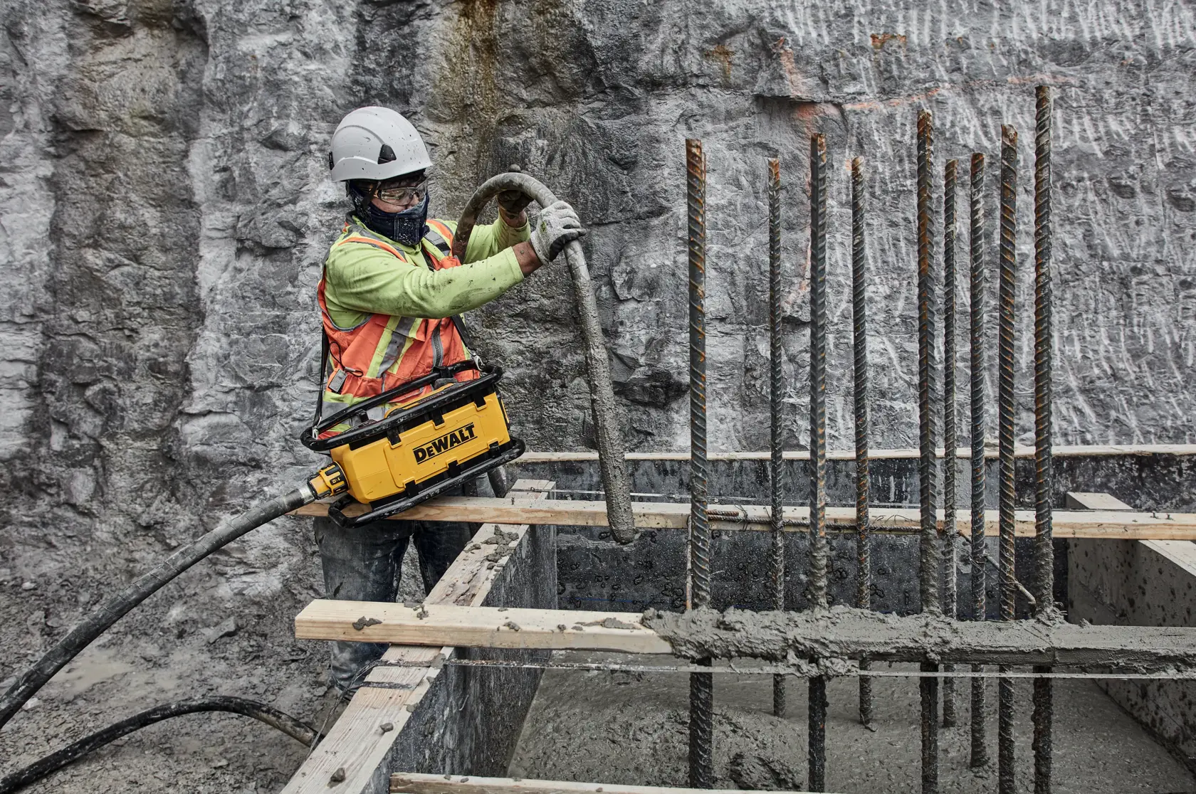 DEWALT POWERSHIFT Vibrátor na beton