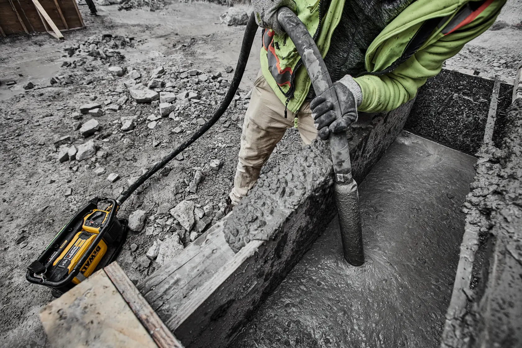 DEWALT POWERSHIFT Vibrátor na beton