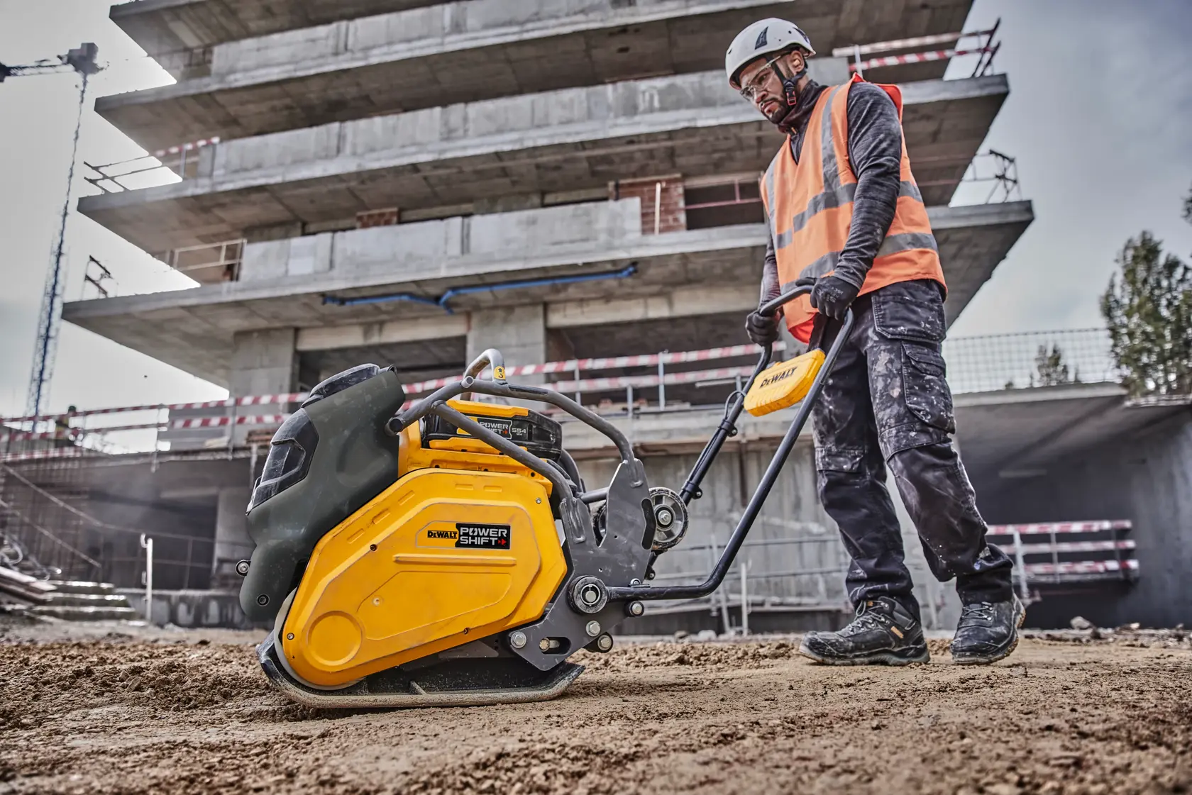 DEWALT POWERSHIFT ZHUTŇOVACÍ VIBRAČNÍ DESKA