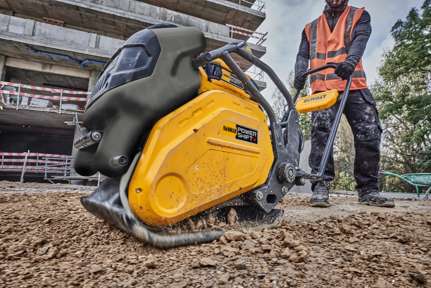 DEWALT POWERSHIFT ZHUTŇOVACÍ VIBRAČNÍ DESKA