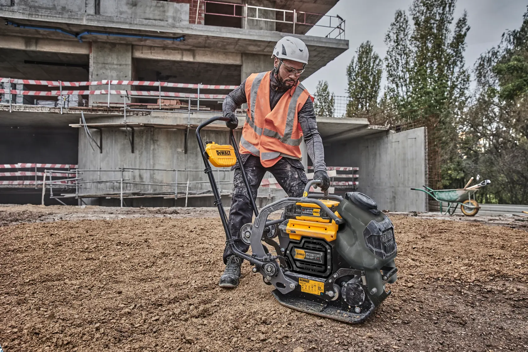 DEWALT POWERSHIFT ZHUTŇOVACÍ VIBRAČNÍ DESKA