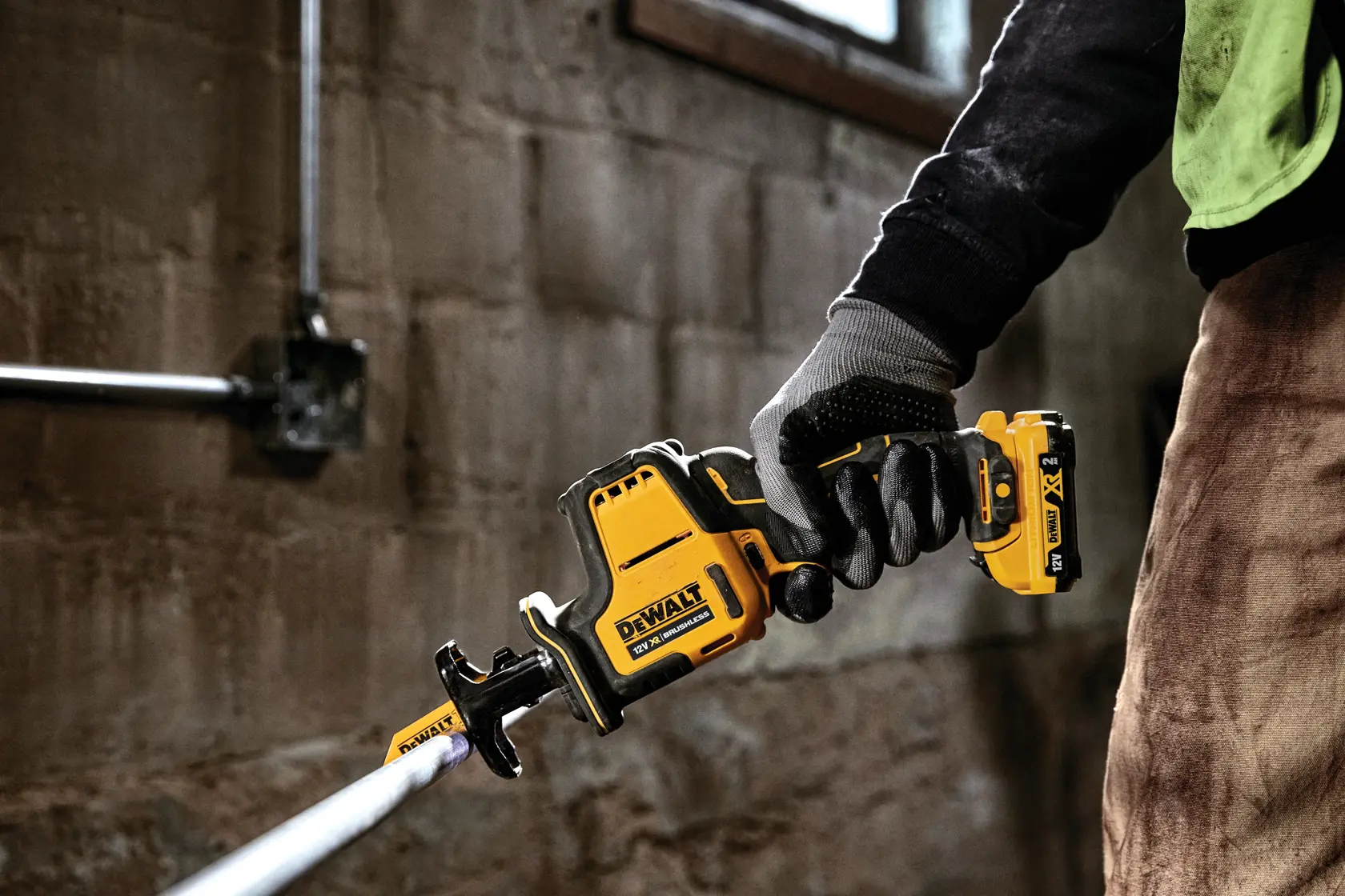12V XR® subkompaktní mečová pila s bezuhlíkovým motorem - 2x 2Ah
